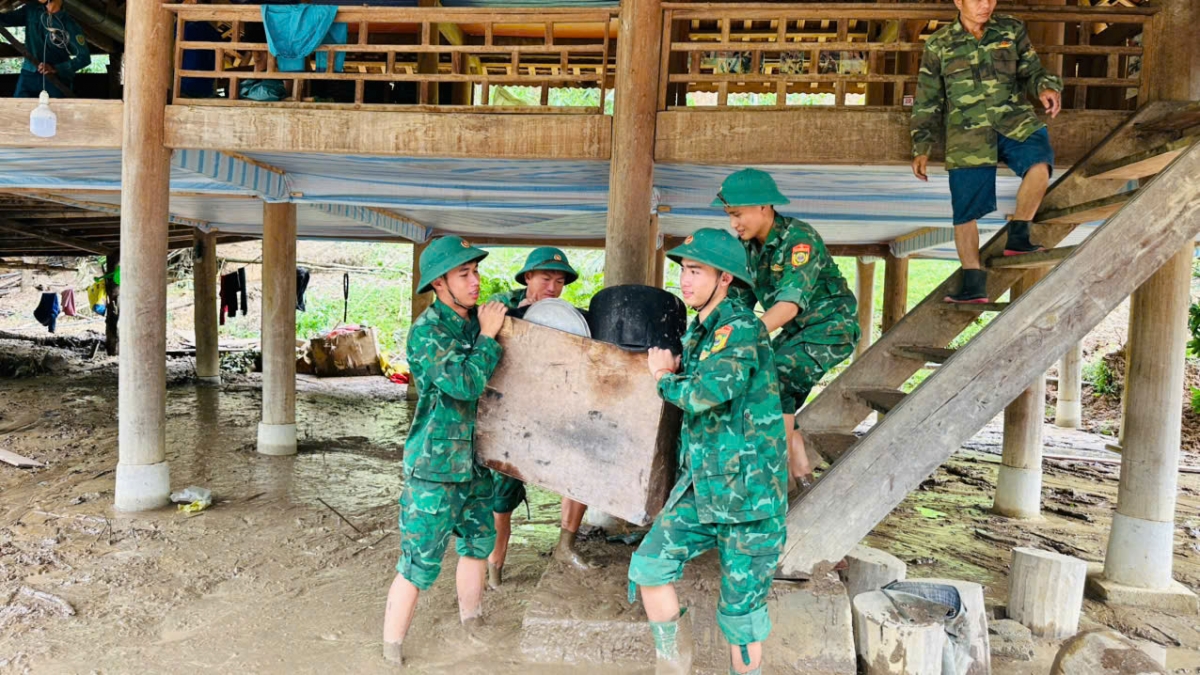 KHẨN CẤP CỨU TRỢ NGƯỜI DÂN BỊ CÔ LẬP VÌ MƯA LŨ- Ảnh 13.