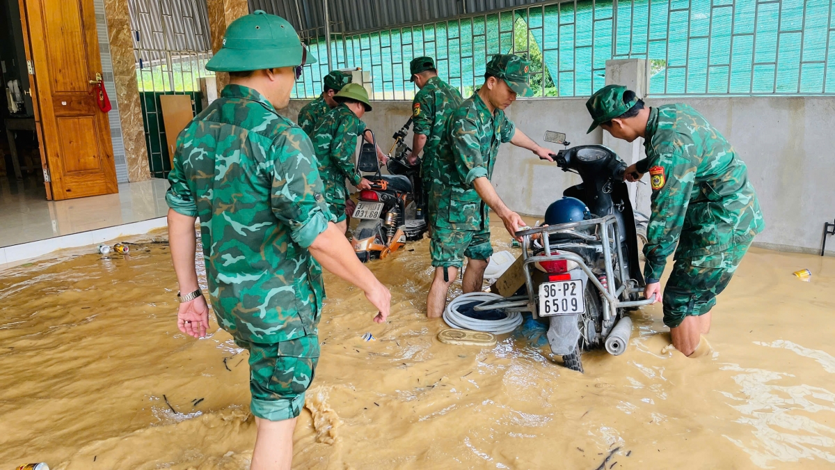 KHẨN CẤP CỨU TRỢ NGƯỜI DÂN BỊ CÔ LẬP VÌ MƯA LŨ- Ảnh 14.