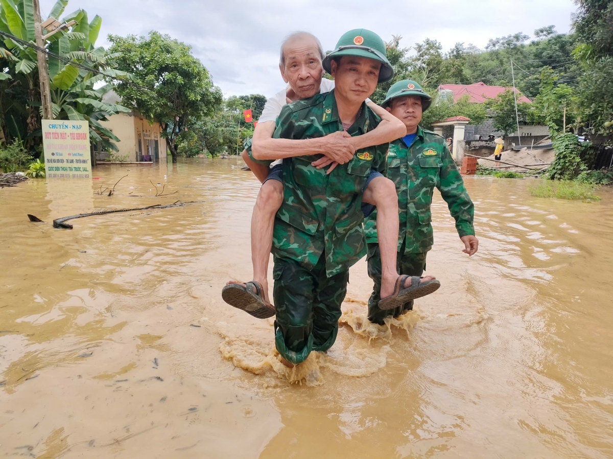 KHẨN CẤP CỨU TRỢ NGƯỜI DÂN BỊ CÔ LẬP VÌ MƯA LŨ- Ảnh 15.