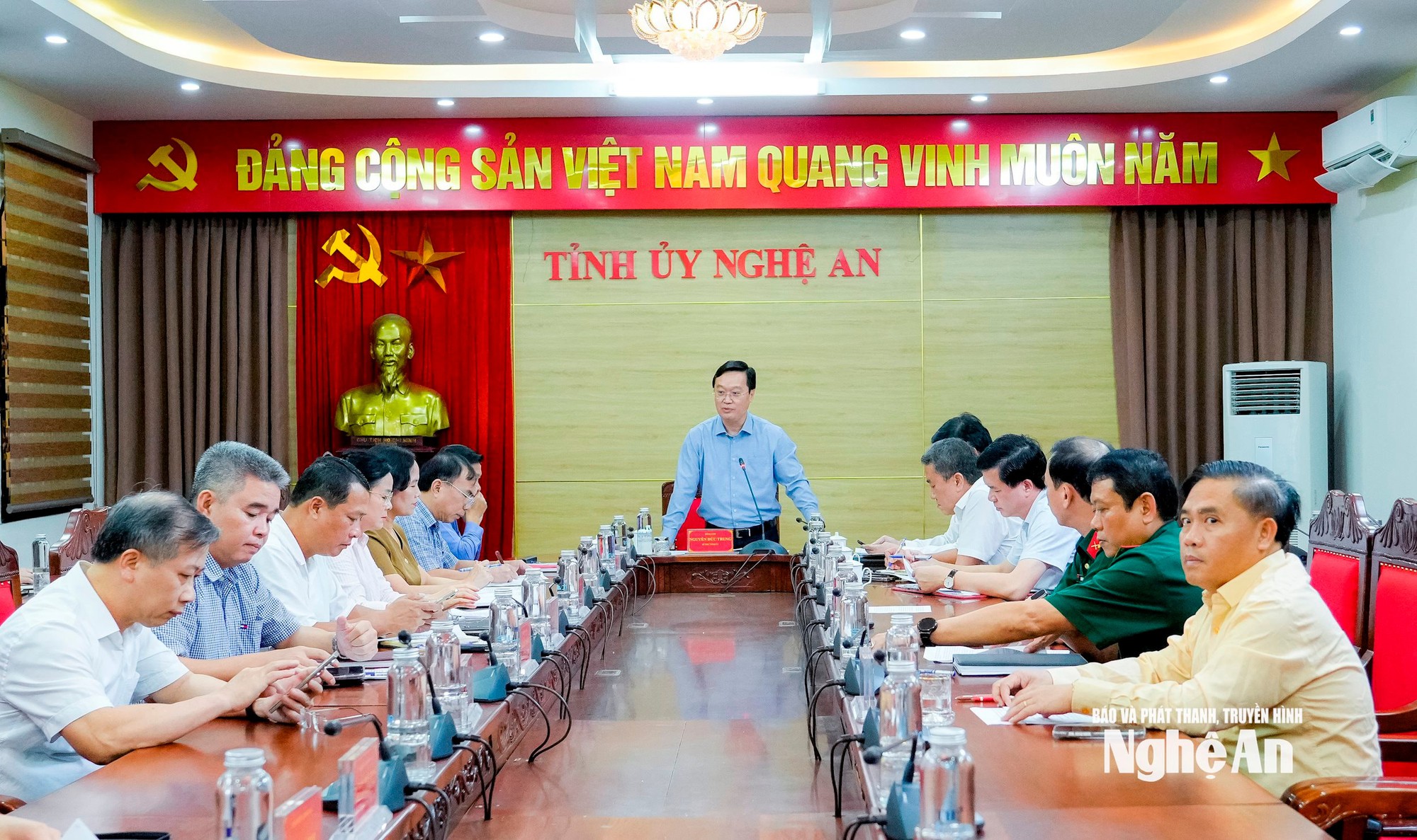 KHẨN CẤP CỨU TRỢ NGƯỜI DÂN BỊ CÔ LẬP VÌ MƯA LŨ- Ảnh 12.