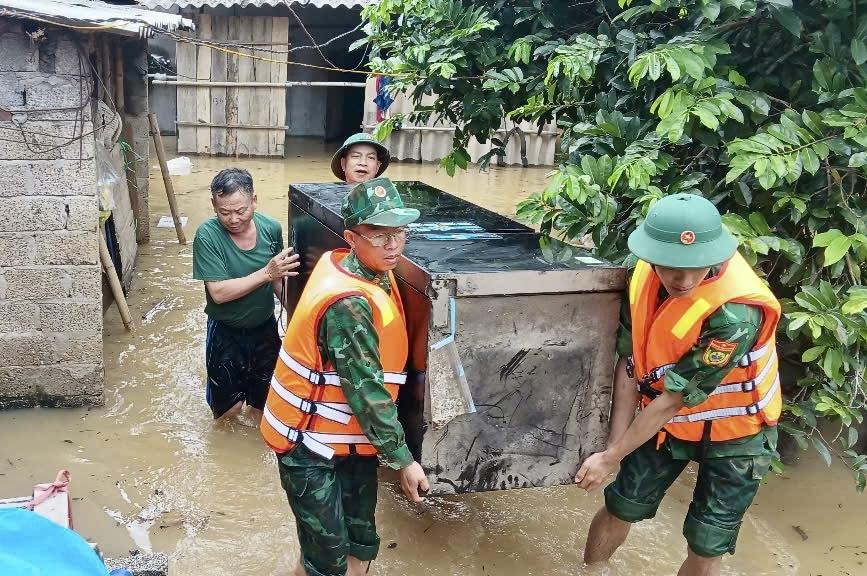 KHẨN CẤP CỨU TRỢ NGƯỜI DÂN BỊ CÔ LẬP VÌ MƯA LŨ- Ảnh 22.