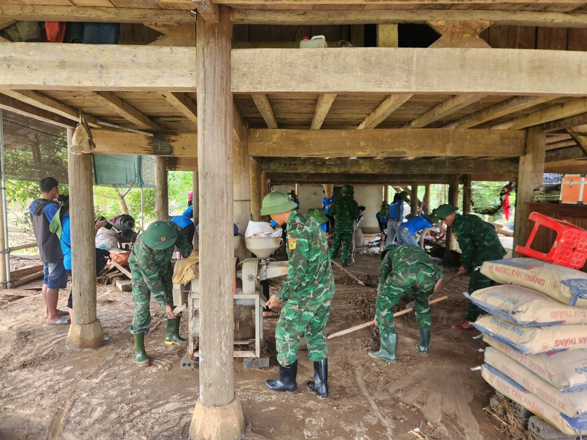 KHẨN CẤP CỨU TRỢ NGƯỜI DÂN BỊ CÔ LẬP VÌ MƯA LŨ- Ảnh 21.