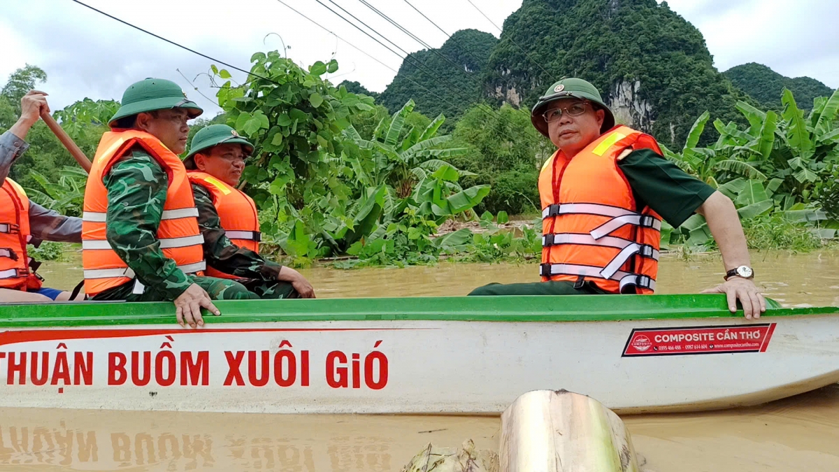 KHẨN CẤP CỨU TRỢ NGƯỜI DÂN BỊ CÔ LẬP VÌ MƯA LŨ- Ảnh 16.