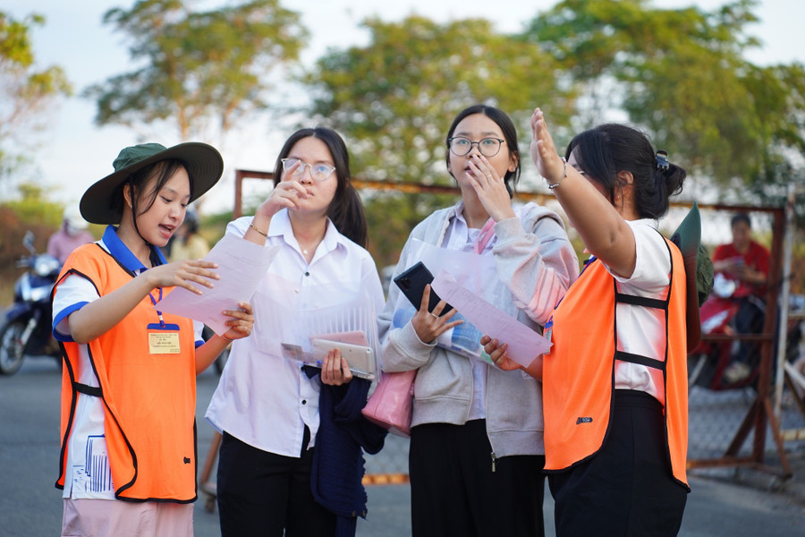 Đại học Quốc gia TPHCM công bố Bảng quy đổi tương đương giữa điểm đánh giá năng lực và điểm thi tốt nghiệp THPT- Ảnh 1. Đại học Quốc gia TPHCM công bố Bảng quy đổi tương đương giữa điểm đánh giá năng lực và điểm thi tốt nghiệp THPT- Ảnh 1.
