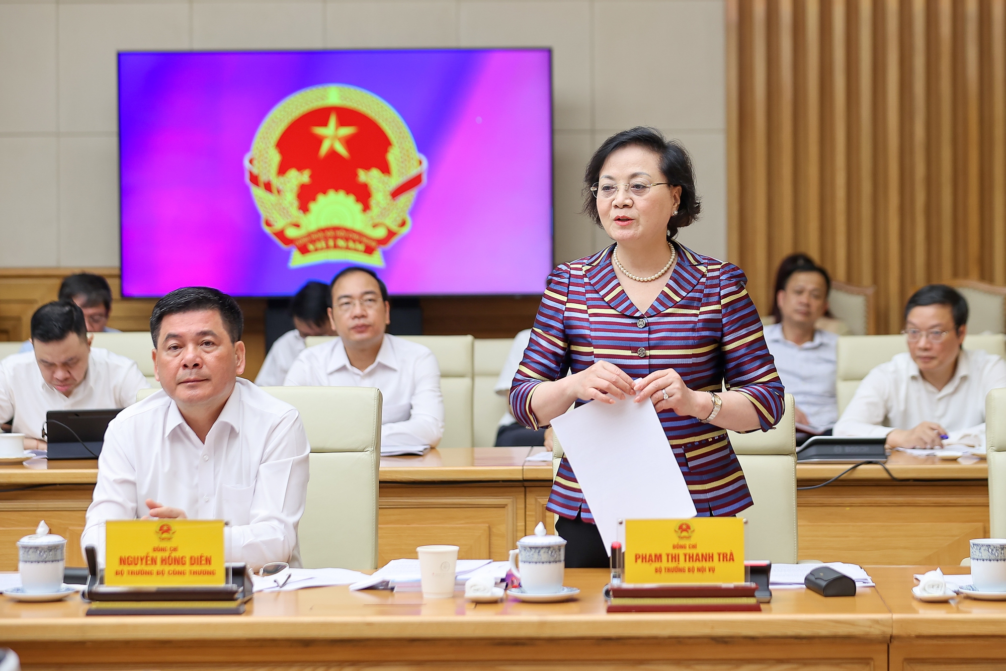 Đánh giá việc sắp xếp tổ chức bộ máy và vận hành chính quyền địa phương 2 cấp- Ảnh 11.