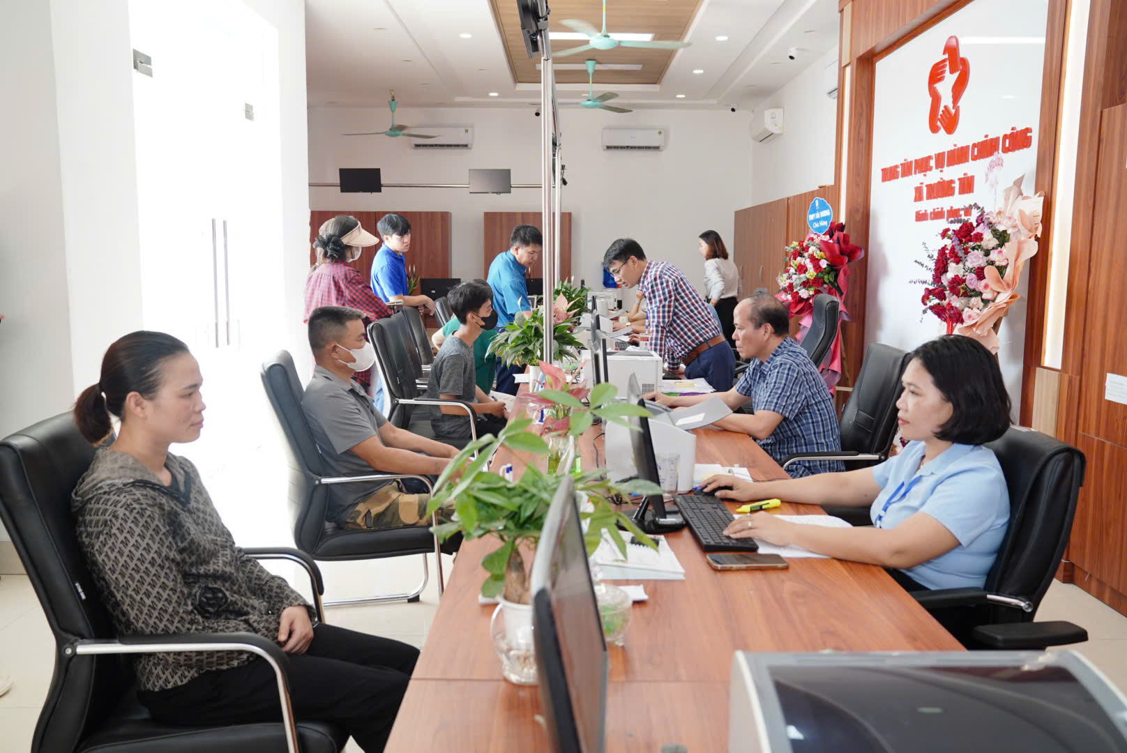 Từ 1/8: Cắt giảm tối thiểu 50% thời gian giải quyết thủ tục hành chính liên quan đến sản xuất, kinh doanh và đời sống dân sinh- Ảnh 1. Từ 1/8: Cắt giảm tối thiểu 50% thời gian giải quyết thủ tục hành chính liên quan đến sản xuất, kinh doanh và đời sống dân sinh- Ảnh 1.