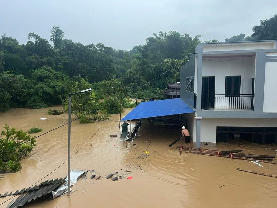 LŨ QUÉT, SẠT LỞ ở ĐIỆN BIÊN: 11 người chết, mất tích; nhiều bản bị cô lập, quốc lộ, tỉnh lộ tê liệt- Ảnh 6. LŨ QUÉT, SẠT LỞ ở ĐIỆN BIÊN: 11 người chết, mất tích; nhiều bản bị cô lập, quốc lộ, tỉnh lộ tê liệt- Ảnh 6.