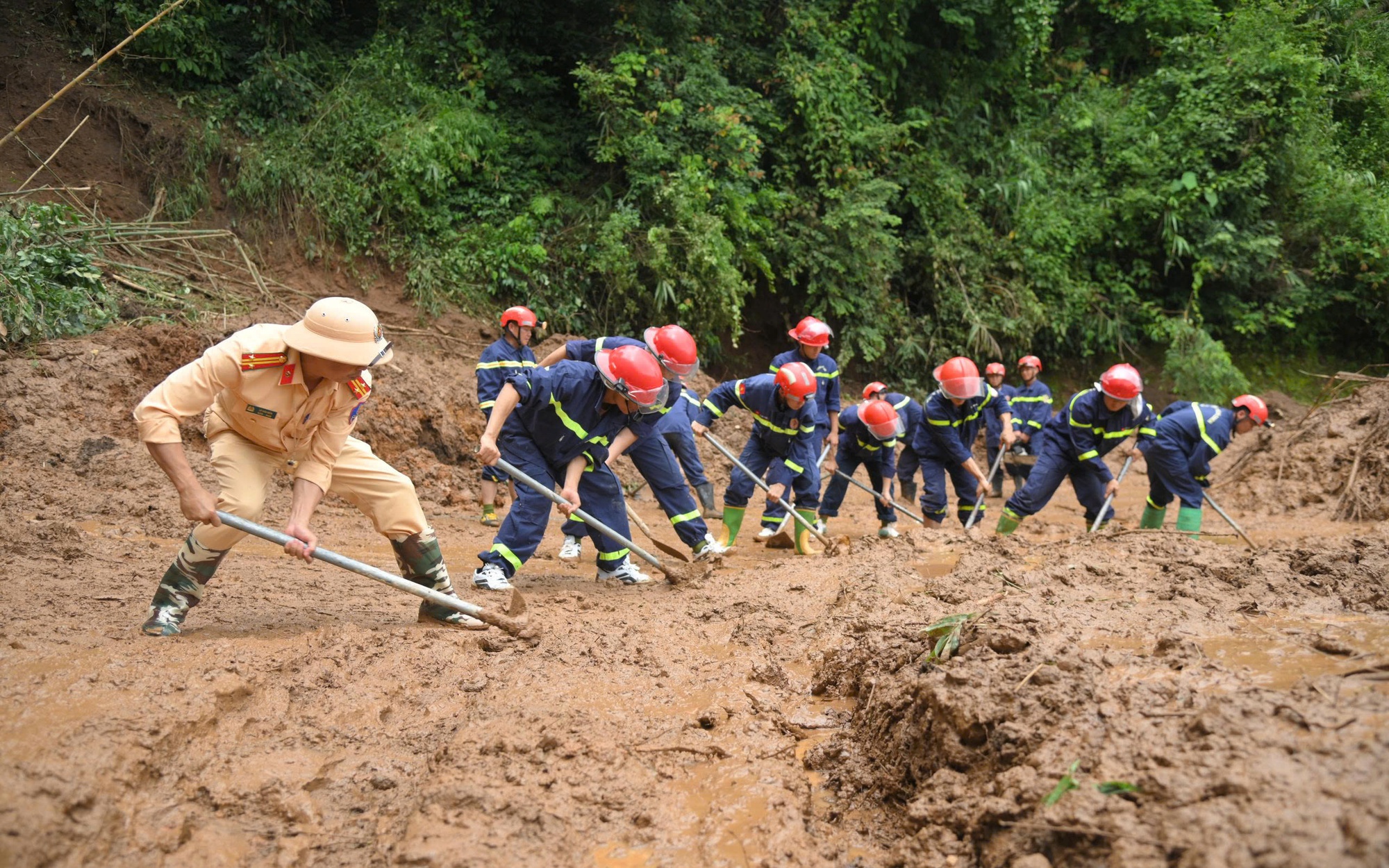 KHẨN CẤP CỨU NẠN, KHẮC PHỤC HẬU QUẢ LŨ QUÉT, SẠT LỞ ĐẤT TẠI ĐIỆN BIÊN
