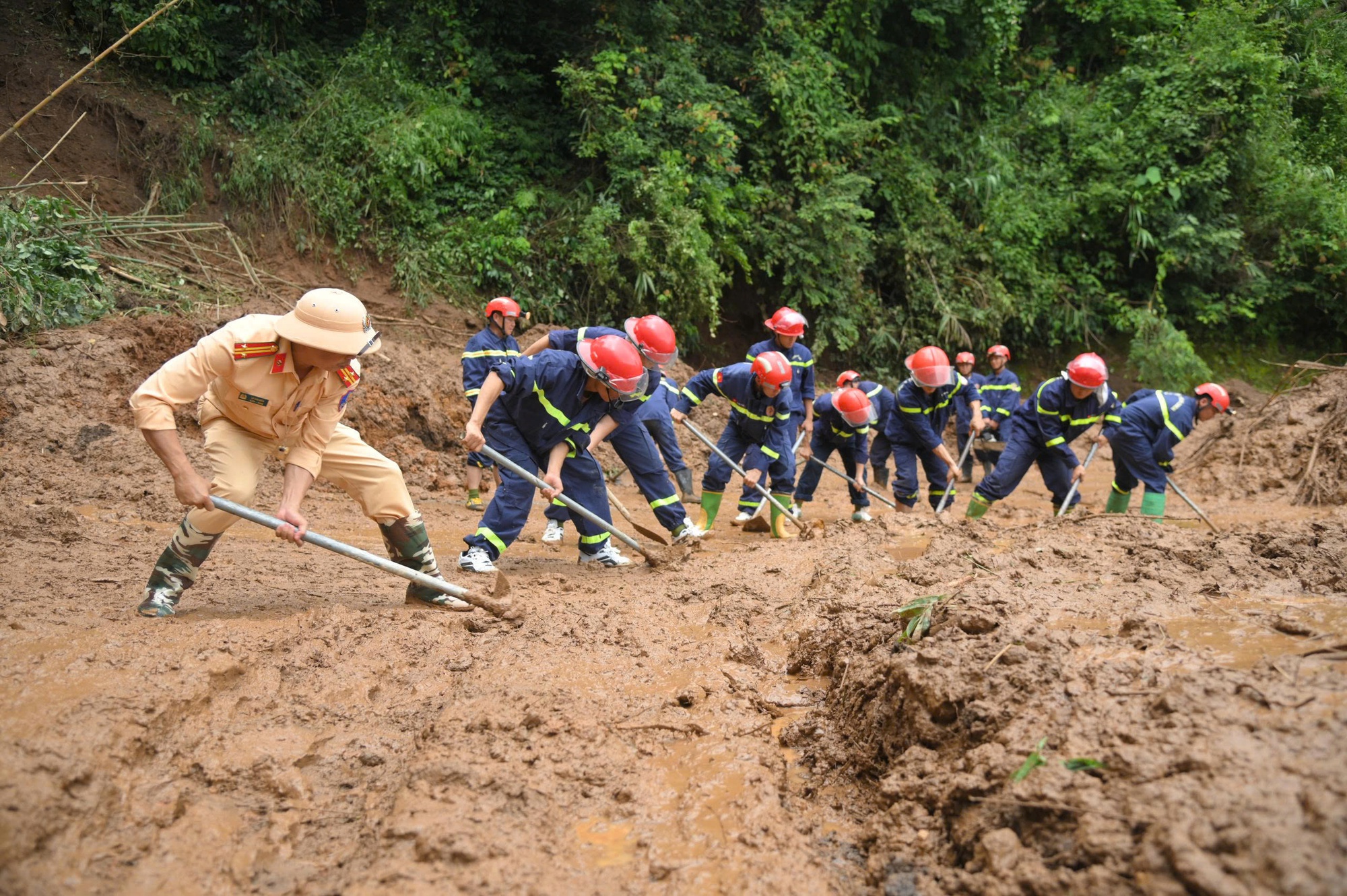 LŨ QUÉT, SẠT LỞ ở ĐIỆN BIÊN: 11 người chết, mất tích; nhiều bản bị cô lập, quốc lộ, tỉnh lộ tê liệt- Ảnh 9. LŨ QUÉT, SẠT LỞ ở ĐIỆN BIÊN: 11 người chết, mất tích; nhiều bản bị cô lập, quốc lộ, tỉnh lộ tê liệt- Ảnh 9.