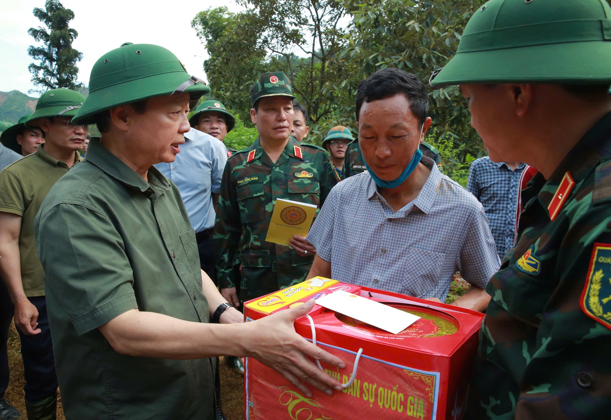 KHẨN CẤP CỨU NẠN, KHẮC PHỤC HẬU QUẢ LŨ QUÉT, SẠT LỞ ĐẤT TẠI ĐIỆN BIÊN- Ảnh 1.