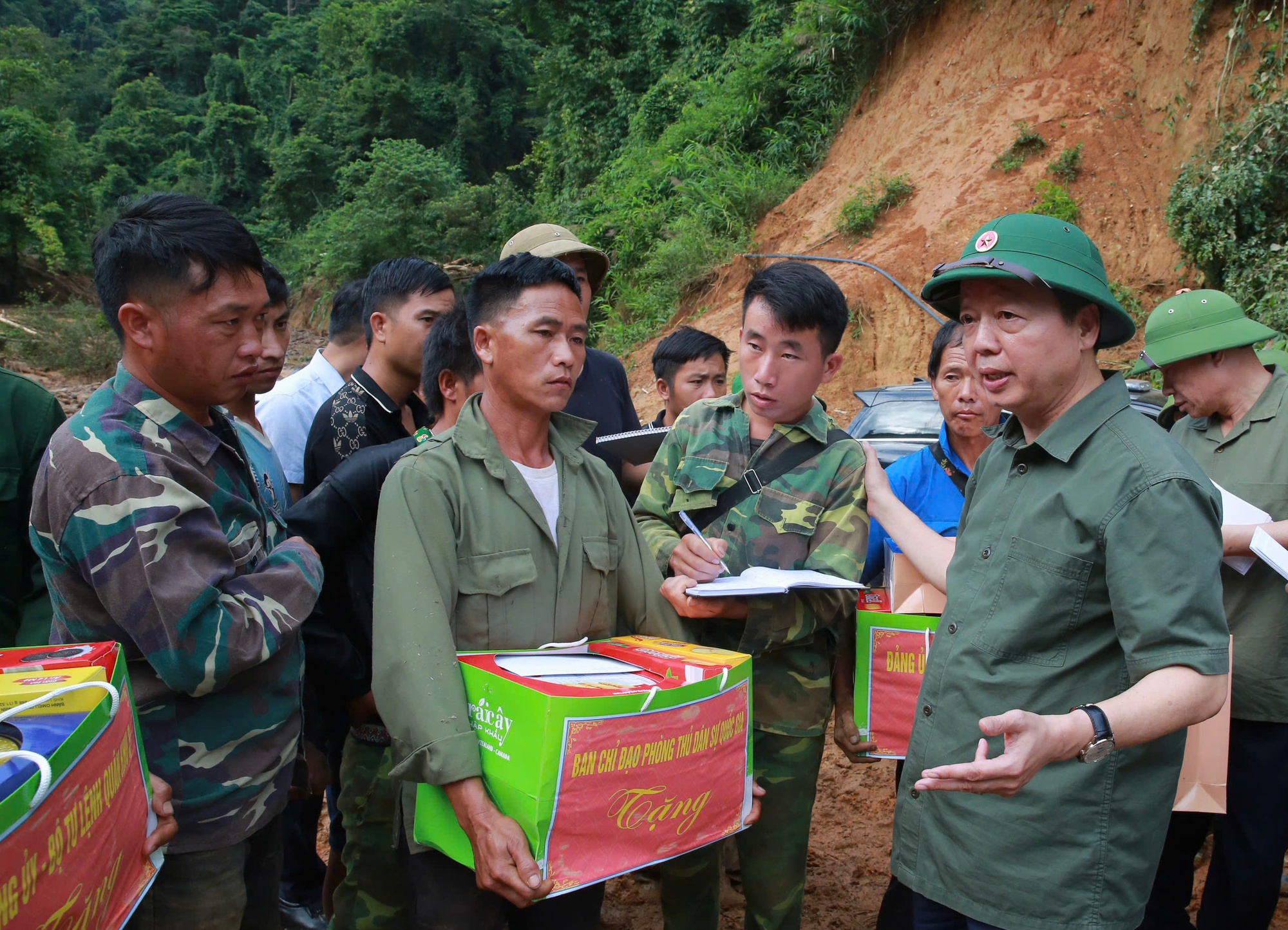 KHẨN CẤP CỨU NẠN, KHẮC PHỤC HẬU QUẢ LŨ QUÉT, SẠT LỞ ĐẤT TẠI ĐIỆN BIÊN- Ảnh 3.