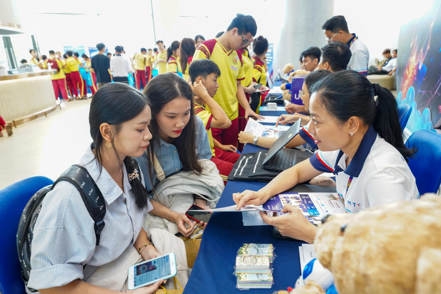 Điểm chuẩn Trường Đại học Quản lý và Công nghệ TPHCM (UMT) 2025- Ảnh 1. Điểm chuẩn Trường Đại học Quản lý và Công nghệ TPHCM (UMT) 2025- Ảnh 1.