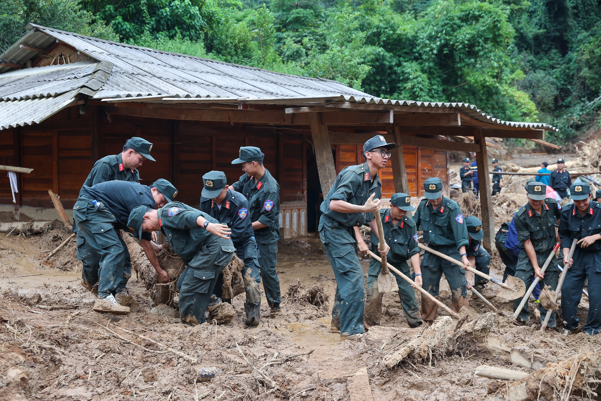 Thủ tướng tới Điện Biên, thăm hỏi người dân, chỉ đạo khắc phục hậu quả thiên tai nặng nề- Ảnh 9.