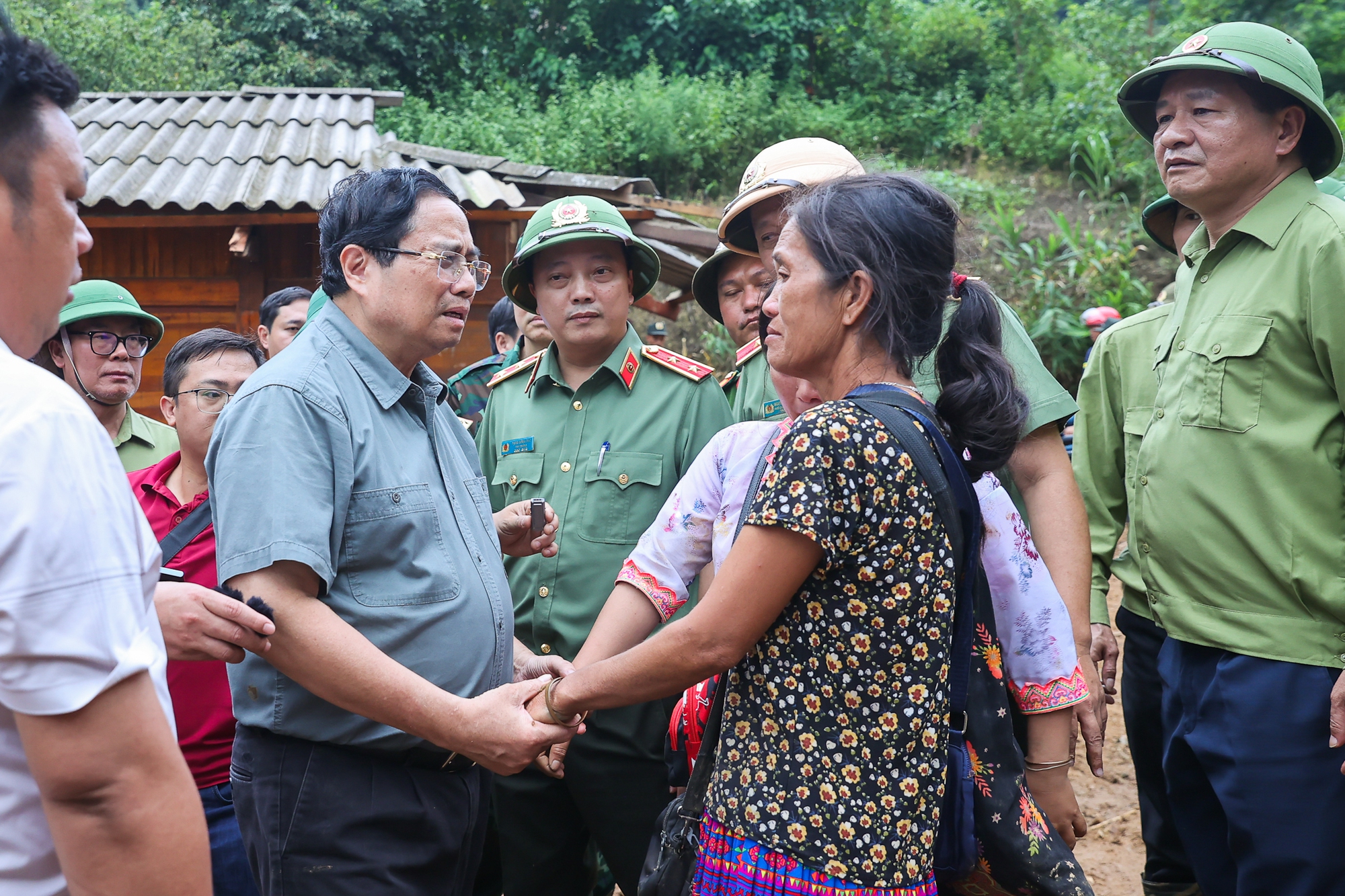 Thủ tướng tới Điện Biên, thăm hỏi người dân, chỉ đạo khắc phục hậu quả thiên tai nặng nề- Ảnh 4.
