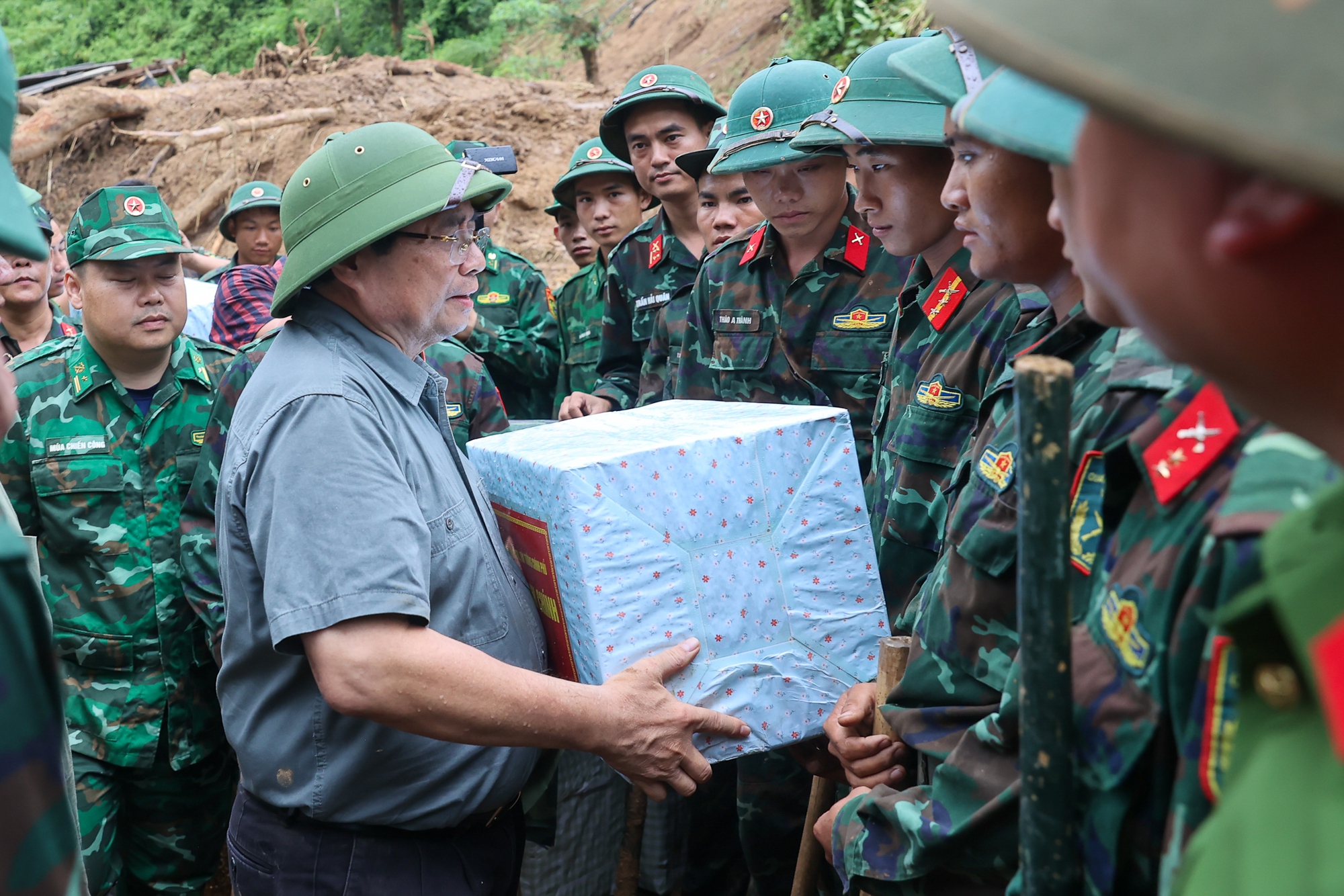 Thủ tướng tới Điện Biên, thăm hỏi người dân, chỉ đạo khắc phục hậu quả thiên tai nặng nề- Ảnh 12.