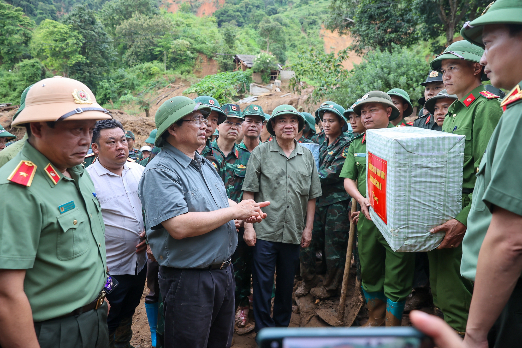 Thủ tướng tới Điện Biên, thăm hỏi người dân, chỉ đạo khắc phục hậu quả thiên tai nặng nề- Ảnh 13.