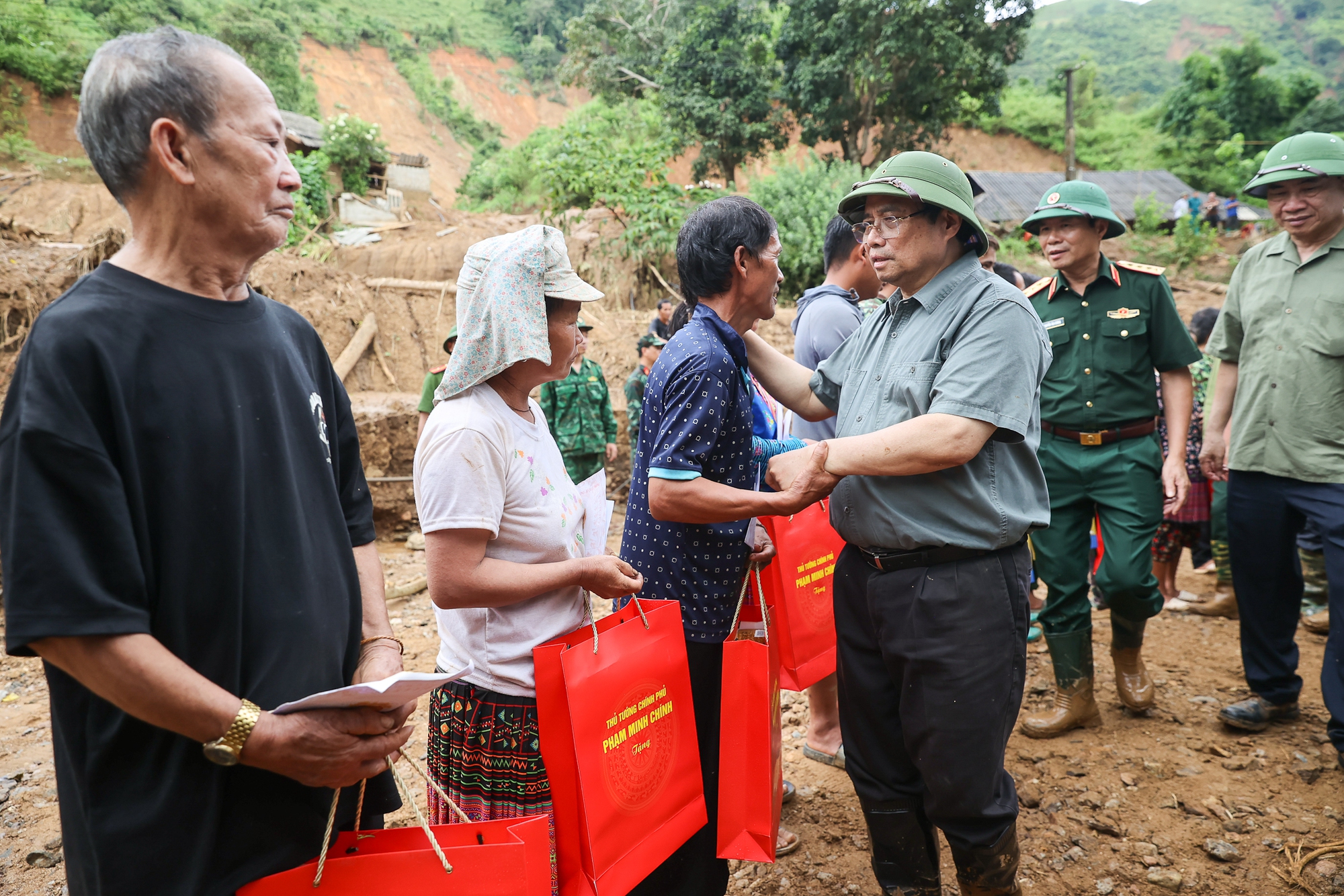 Thủ tướng tới Điện Biên, thăm hỏi người dân, chỉ đạo khắc phục hậu quả thiên tai nặng nề- Ảnh 16.