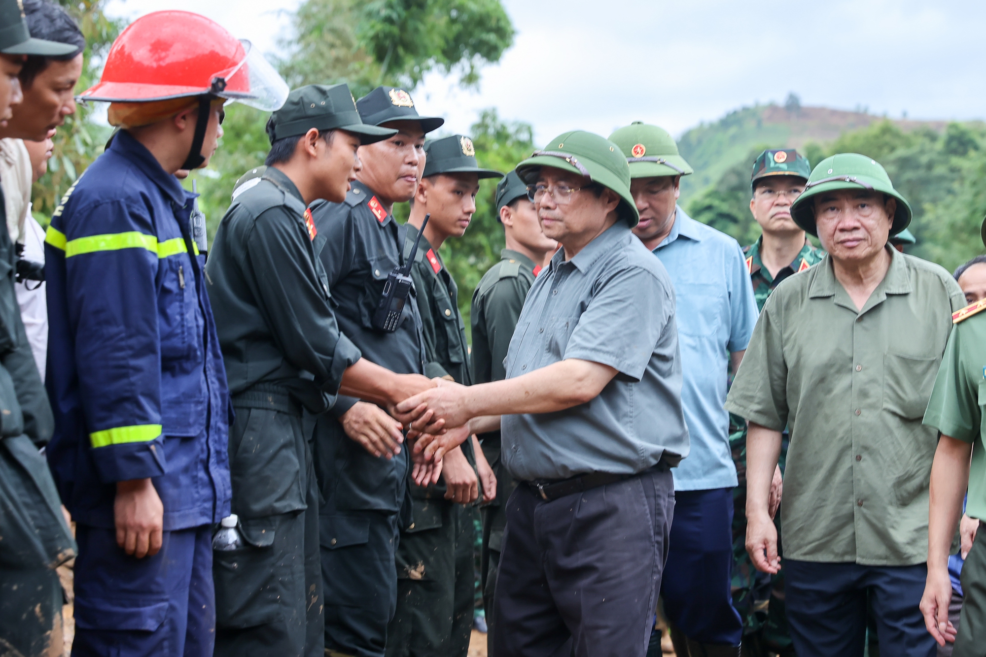 Thủ tướng tới Điện Biên, thăm hỏi người dân, chỉ đạo khắc phục hậu quả thiên tai nặng nề- Ảnh 11.