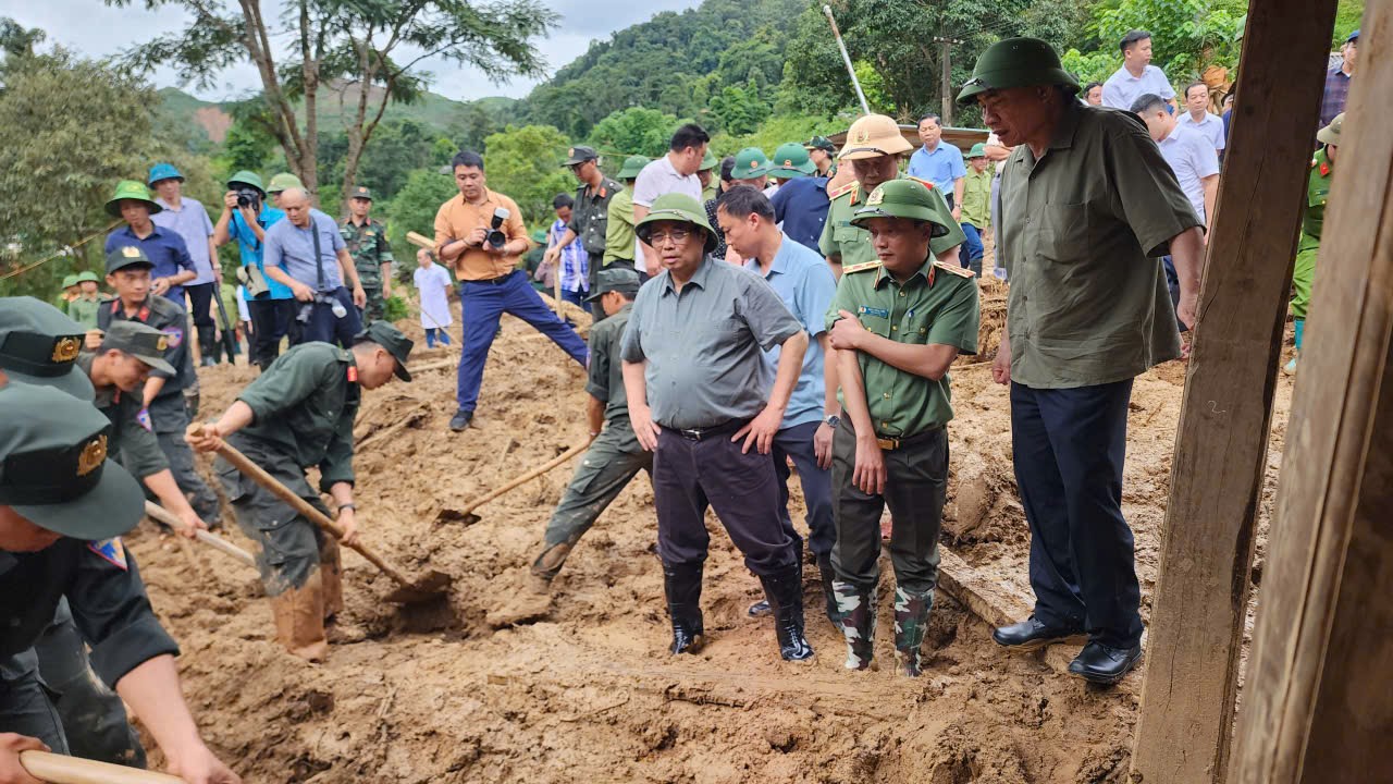 Thủ tướng tới Điện Biên, thăm hỏi người dân, chỉ đạo khắc phục hậu quả thiên tai nặng nề- Ảnh 10.
