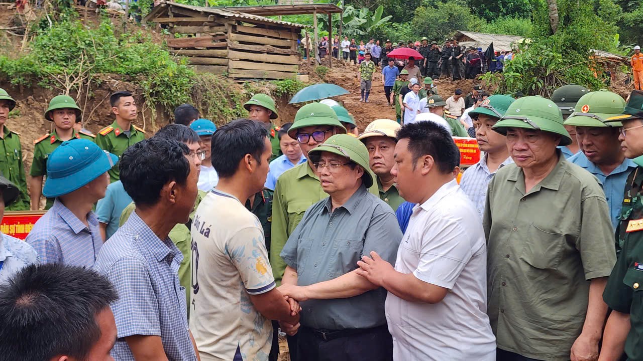 Thủ tướng tới Điện Biên, thăm hỏi người dân, chỉ đạo khắc phục hậu quả thiên tai nặng nề- Ảnh 15.