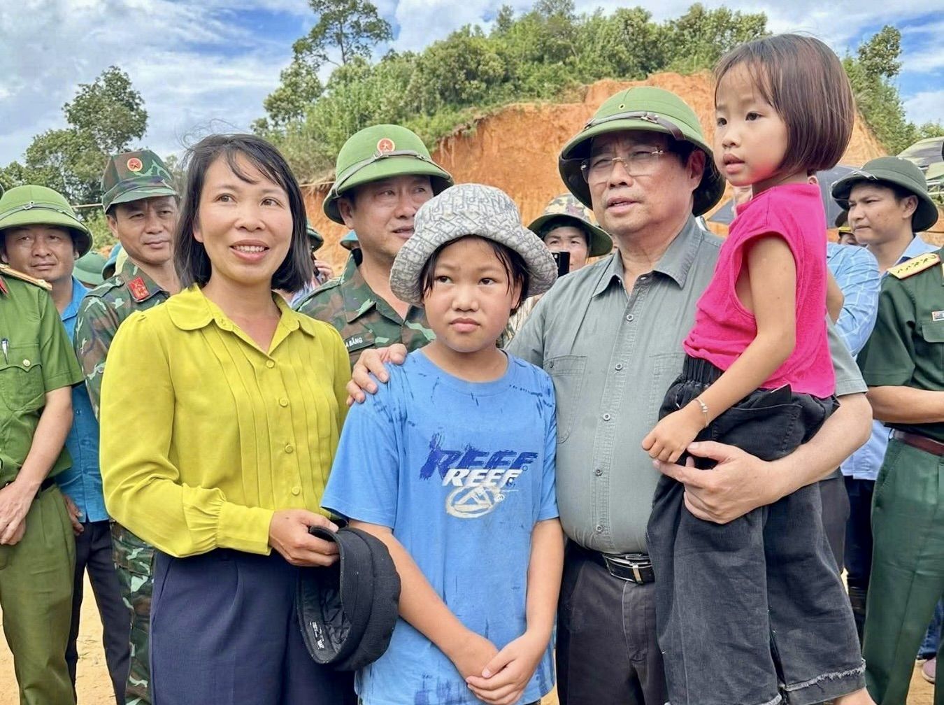 Thủ tướng tới Điện Biên, thăm hỏi người dân, chỉ đạo khắc phục hậu quả thiên tai nặng nề- Ảnh 17.