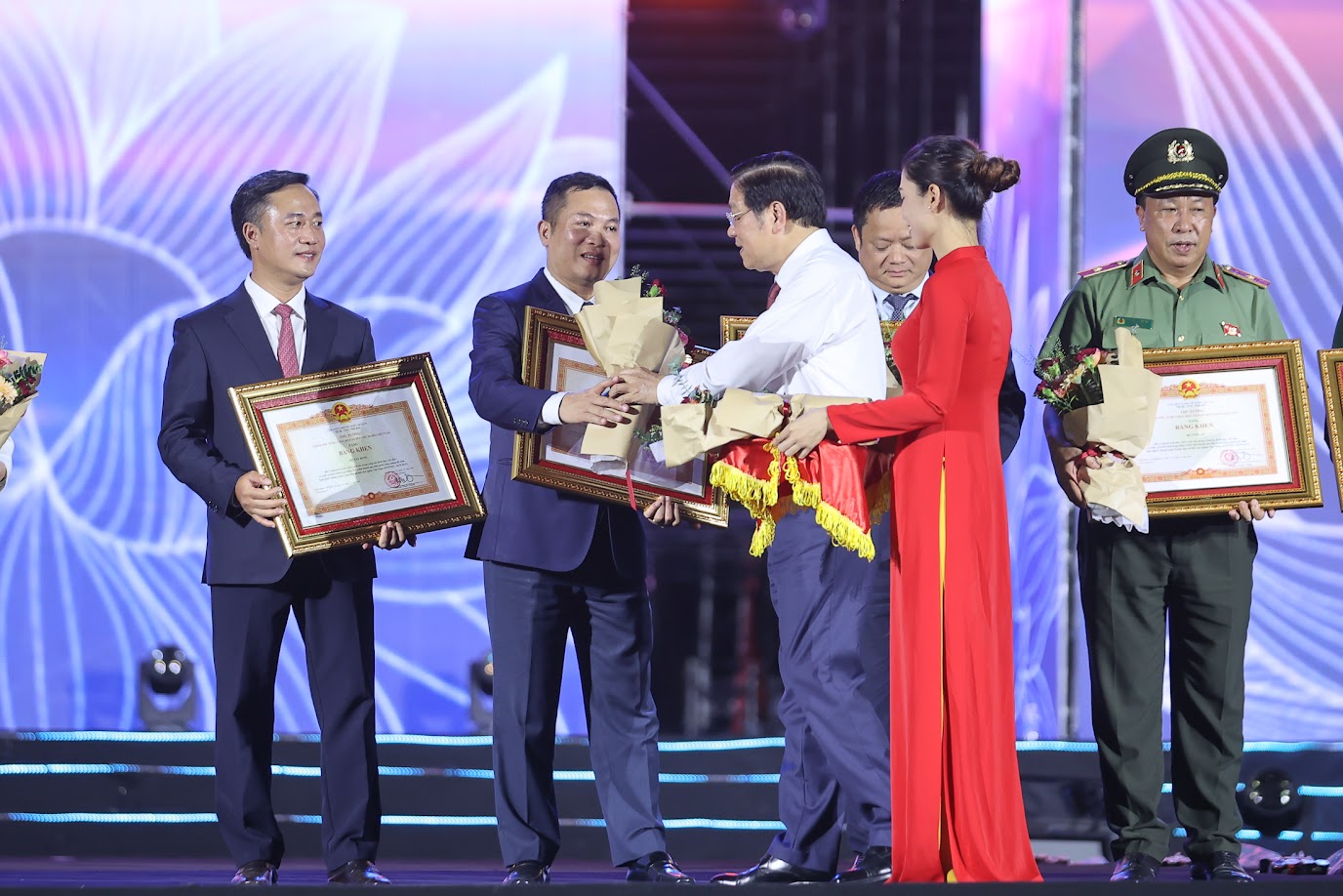 TOÀN CẢNH: BẾ MẠC TRIỂN LÃM "80 NĂM HÀNH TRÌNH ĐỘC LẬP - TỰ DO - HẠNH PHÚC"- Ảnh 5. TOÀN CẢNH: BẾ MẠC TRIỂN LÃM "80 NĂM HÀNH TRÌNH ĐỘC LẬP - TỰ DO - HẠNH PHÚC"- Ảnh 5.