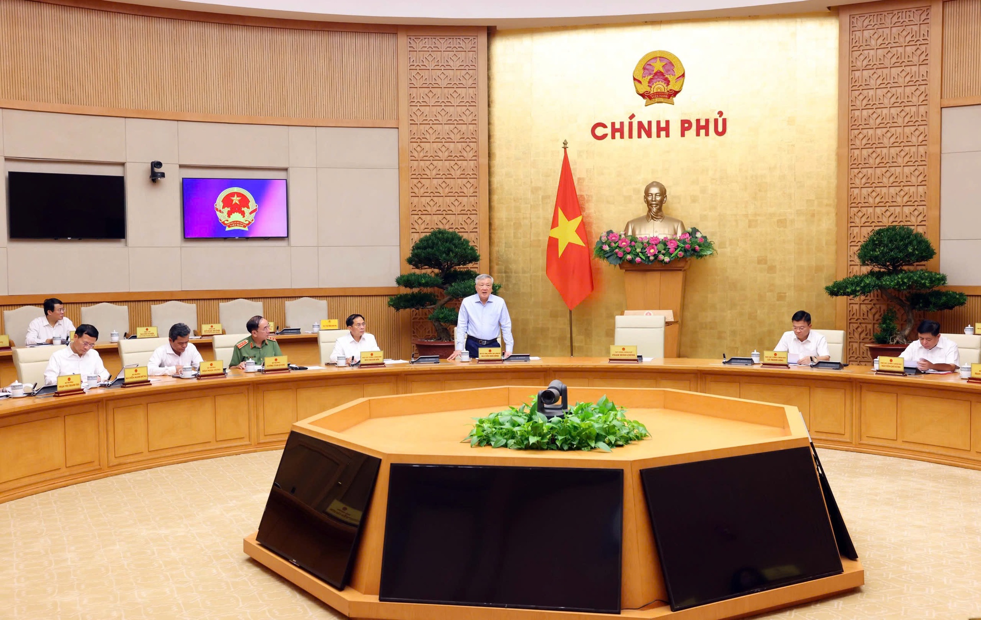 Phó Thủ tướng Thường trực Chính phủ yêu cầu giải quyết dứt điểm việc chi trả chế độ chính sách theo Nghị định 178/2024/NĐ-CP- Ảnh 1. Phó Thủ tướng Thường trực Chính phủ yêu cầu giải quyết dứt điểm việc chi trả chế độ chính sách theo Nghị định 178/2024/NĐ-CP- Ảnh 1.