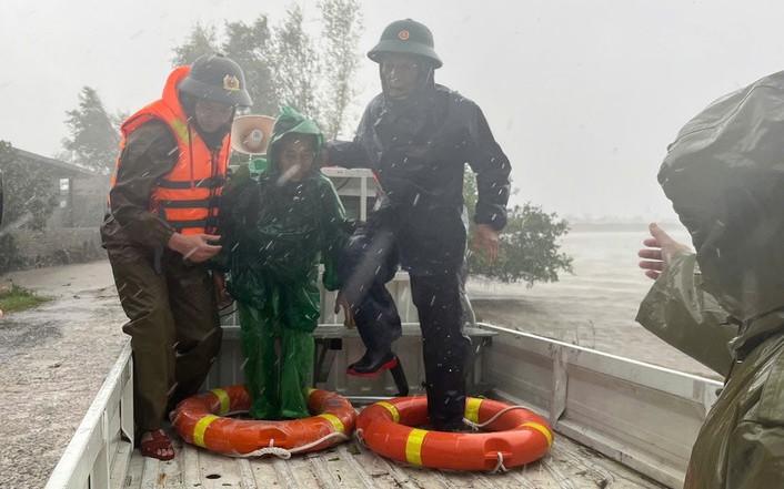 Khẩn trương sơ tán 15706 người dân; dừng các cuộc họp chưa cần thiết, huy động cả hệ thống chính trị ứng phó BÃO SỐ 10 và MƯA LŨ