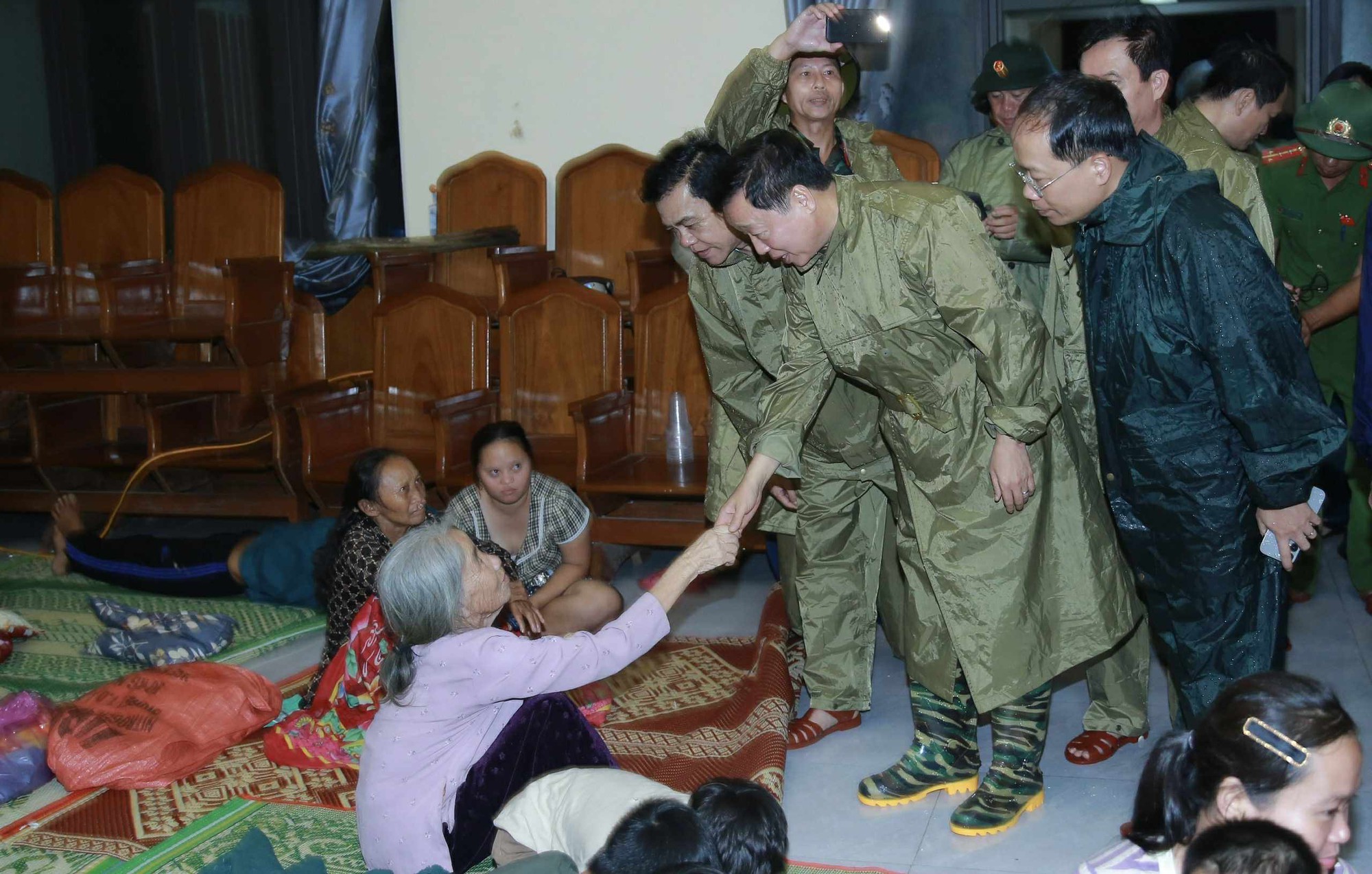 Phó Thủ tướng Trần Hồng Hà chủ trì cuộc họp Ban Chỉ đạo tiền phương; kiểm tra công tác ứng phó bão, mưa lũ tại Nghệ An, Hà Tĩnh- Ảnh 10.
