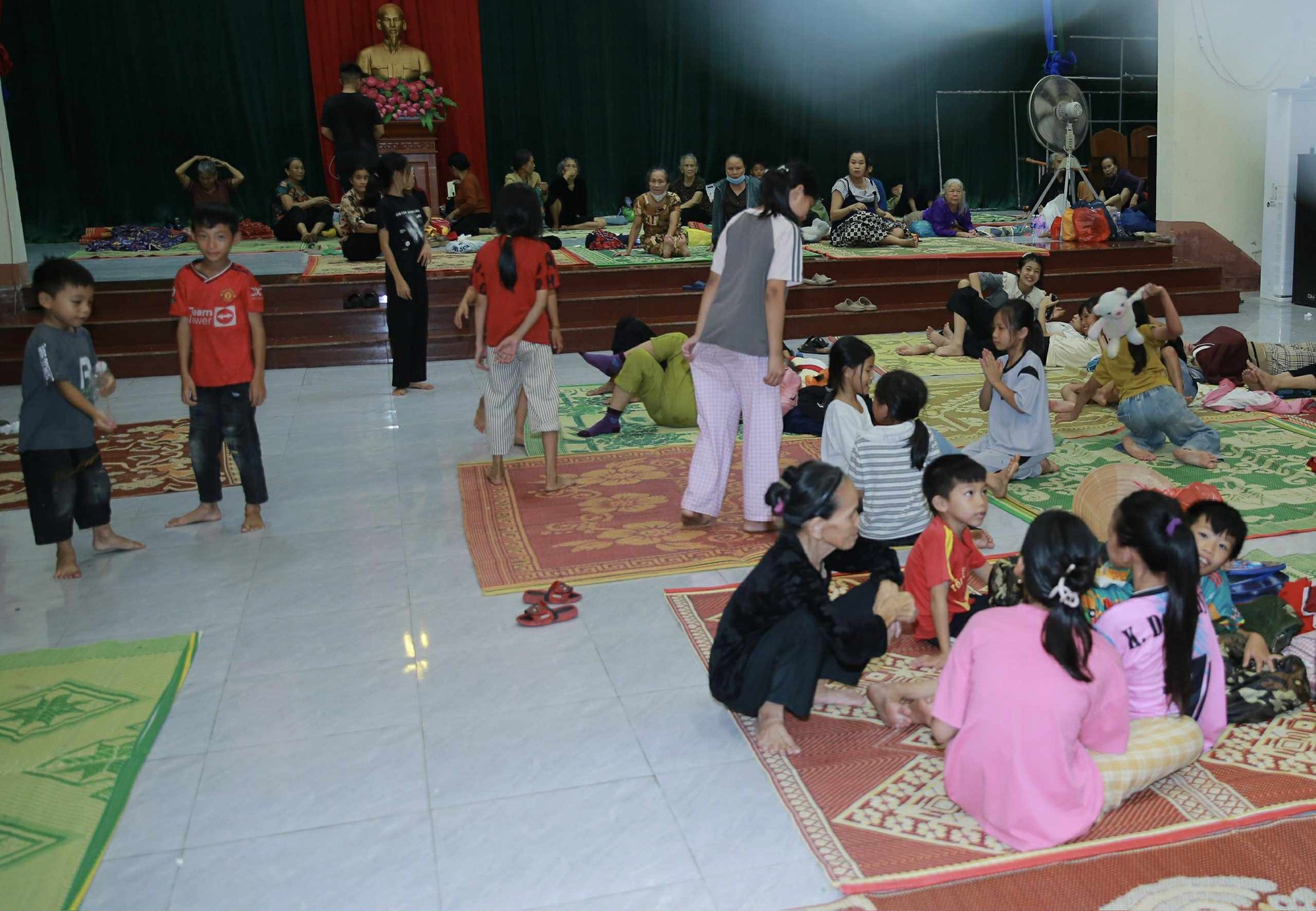 Phó Thủ tướng Trần Hồng Hà chủ trì cuộc họp Ban Chỉ đạo tiền phương; kiểm tra công tác ứng phó bão, mưa lũ tại Nghệ An, Hà Tĩnh- Ảnh 13.