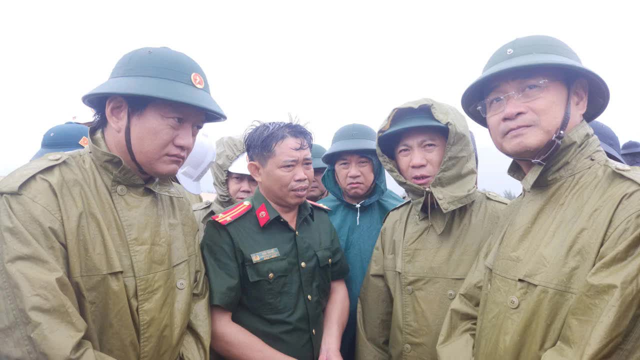KHẨN CẤP CỨU HỘ 2 TÀU CÁ GẶP NẠN và THUYỀN VIÊN MẤT TÍCH- Ảnh 10. KHẨN CẤP CỨU HỘ 2 TÀU CÁ GẶP NẠN và THUYỀN VIÊN MẤT TÍCH- Ảnh 10.