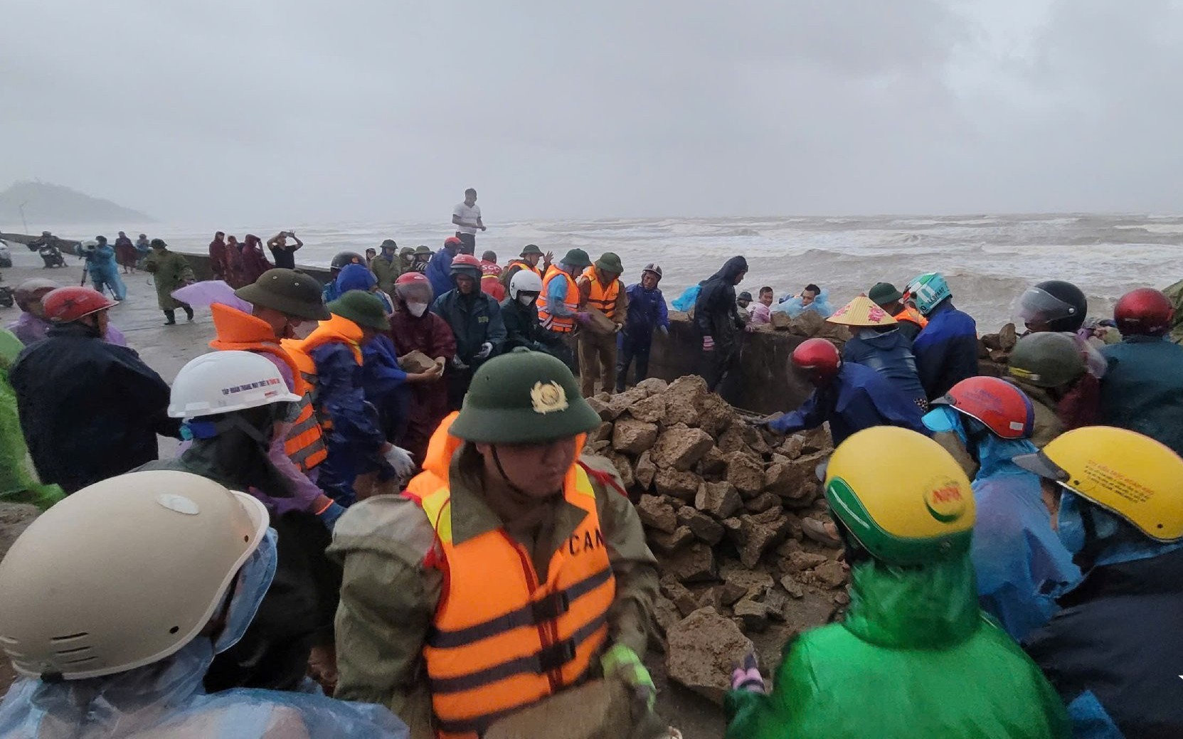 Thủ tướng chỉ đạo khẩn trương, quyết liệt ứng phó, khắc phục hậu quả bão số 10 và mưa lũ sau bão