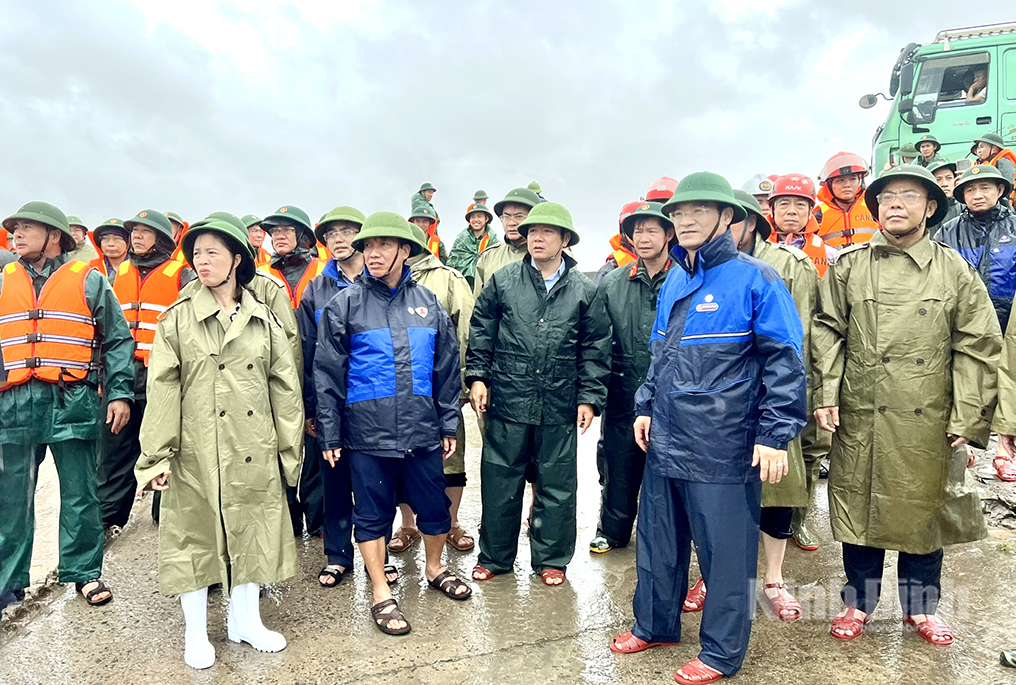 NINH BÌNH: HUY ĐỘNG TOÀN LỰC 'CỨU' ĐÊ BIỂN HẢI THỊNH, KHẮC PHỤC HẬU QUẢ BÃO SỐ 10- Ảnh 1.