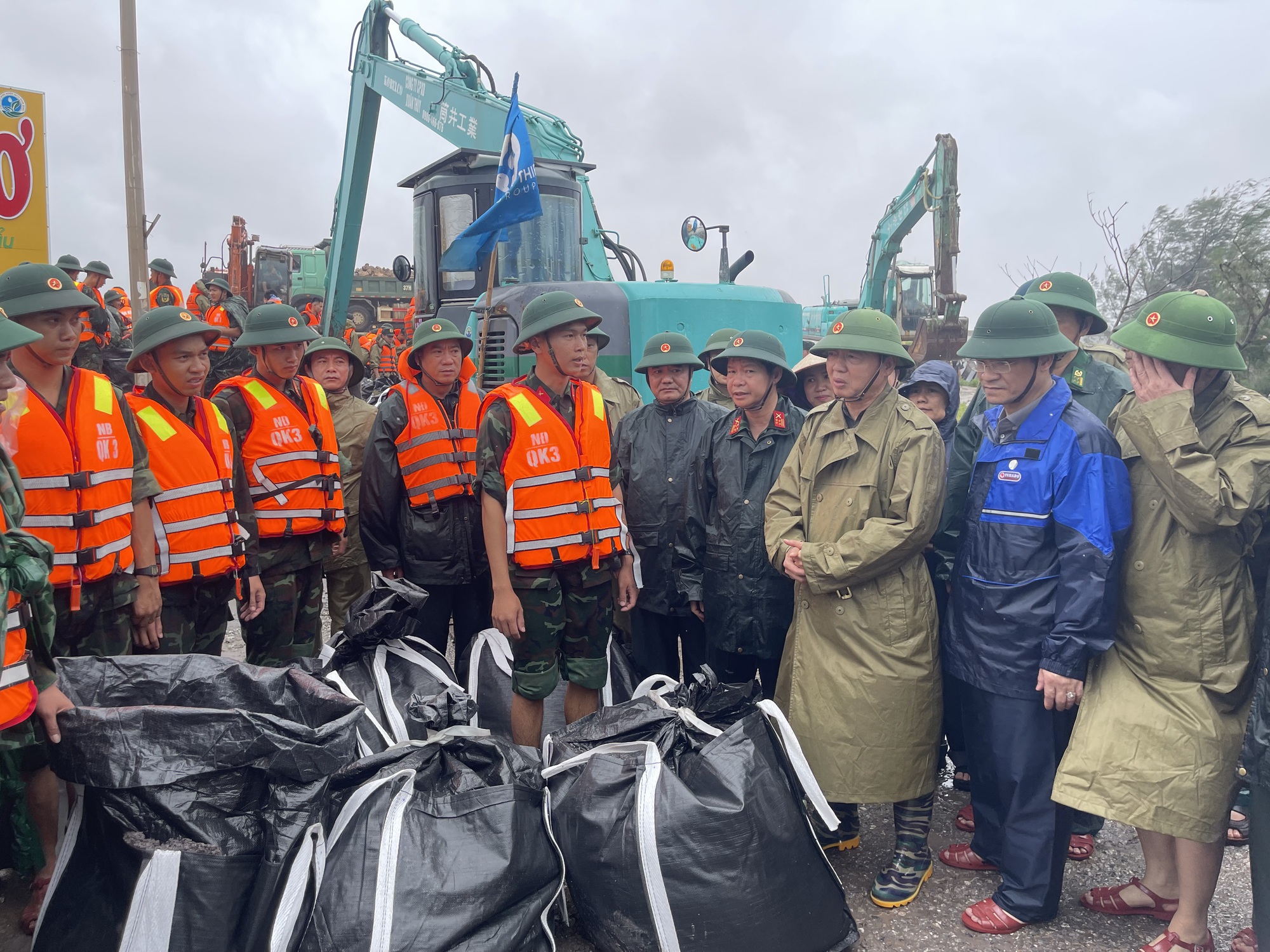 KHẨN TRƯƠNG KHẮC PHỤC SỰ CỐ SẠT LỞ ĐÊ BIỂN HẢI THỊNH; THỰC HIỆN DỰ ÁN KHẨN CẤP, BẢO VỆ BỀN VỮNG AN TOÀN CHO TUYẾN ĐÊ- Ảnh 7.