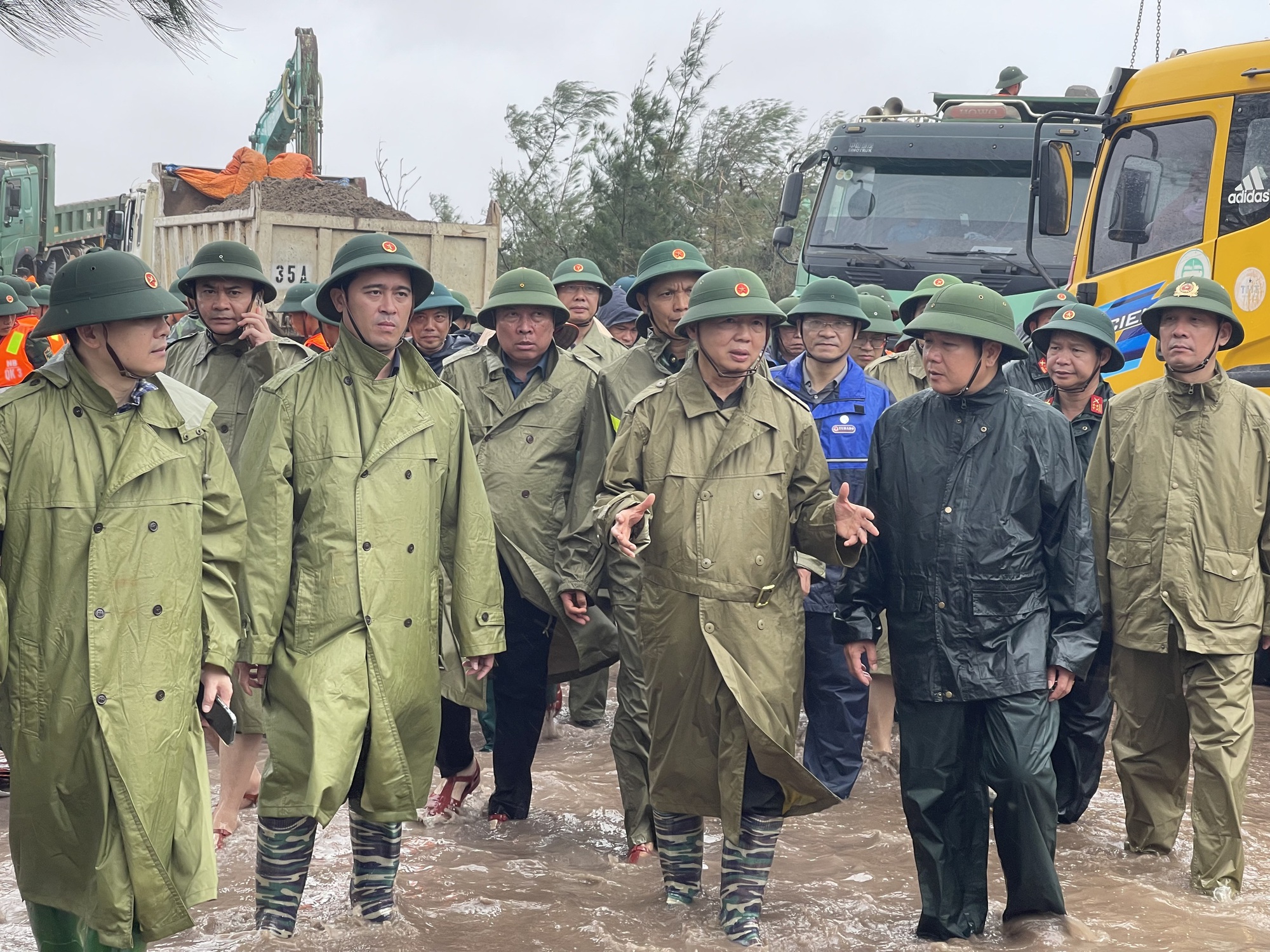 KHẨN TRƯƠNG KHẮC PHỤC SỰ CỐ SẠT LỞ ĐÊ BIỂN HẢI THỊNH; THỰC HIỆN DỰ ÁN KHẨN CẤP, BẢO VỆ BỀN VỮNG AN TOÀN CHO TUYẾN ĐÊ- Ảnh 8.