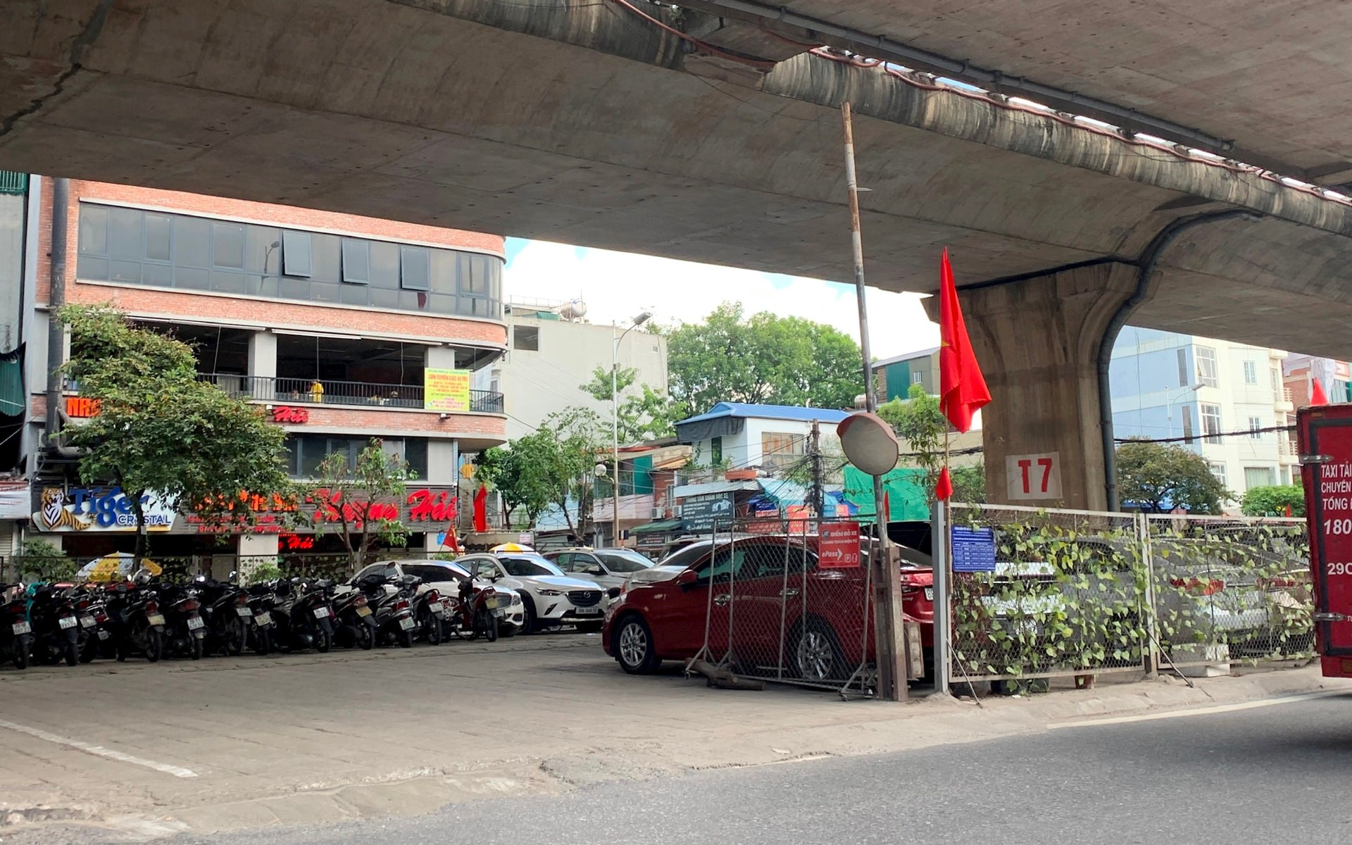 Di rời ngay các bãi trông xe ra khỏi gầm cầu