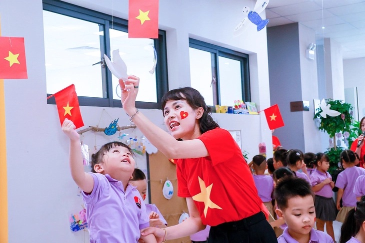 TOÀN CẢNH: LỄ KHAI GIẢNG ĐẶC BIỆT và Kỷ niệm 80 năm thành lập Bộ Quốc gia Giáo dục- Ảnh 24.