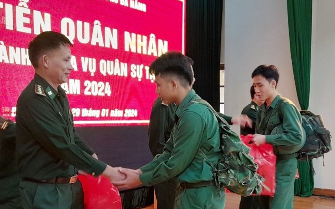 Hướng dẫn TẶNG QUÀ TẾT cho hạ sĩ quan, binh sĩ xuất ngũ và tiêu chuẩn bánh chưng Tết Nguyên đán Bính Ngọ 2026