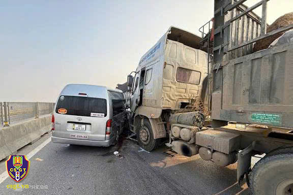 Cần tuân thủ tuyệt đối giữ khoảng cách an toàn với xe đầu kéo, xe container - Ảnh 1.