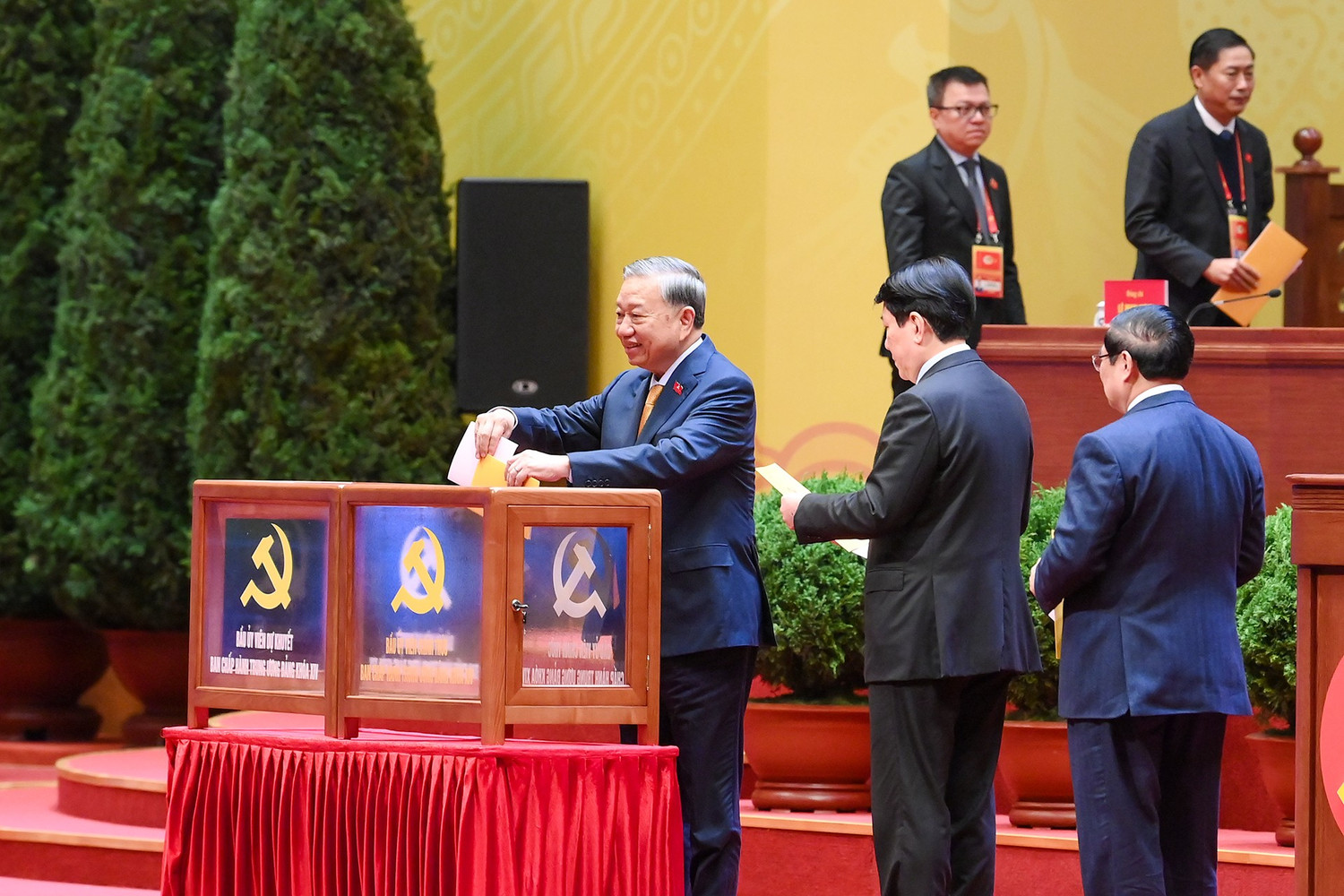 DANH SÁCH ỦY VIÊN CHÍNH THỨC VÀ ỦY VIÊN DỰ KHUYẾT BAN CHẤP HÀNH TRUNG ƯƠNG ĐẢNG KHÓA XIV- Ảnh 4.