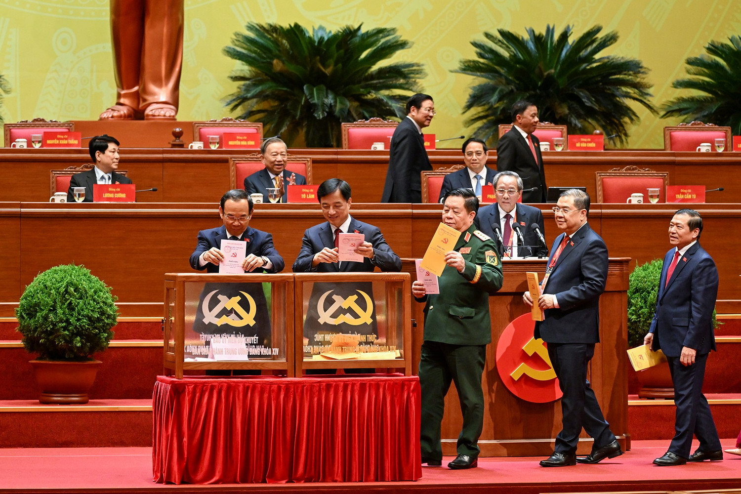 DANH SÁCH ỦY VIÊN CHÍNH THỨC VÀ ỦY VIÊN DỰ KHUYẾT BAN CHẤP HÀNH TRUNG ƯƠNG ĐẢNG KHÓA XIV- Ảnh 11.