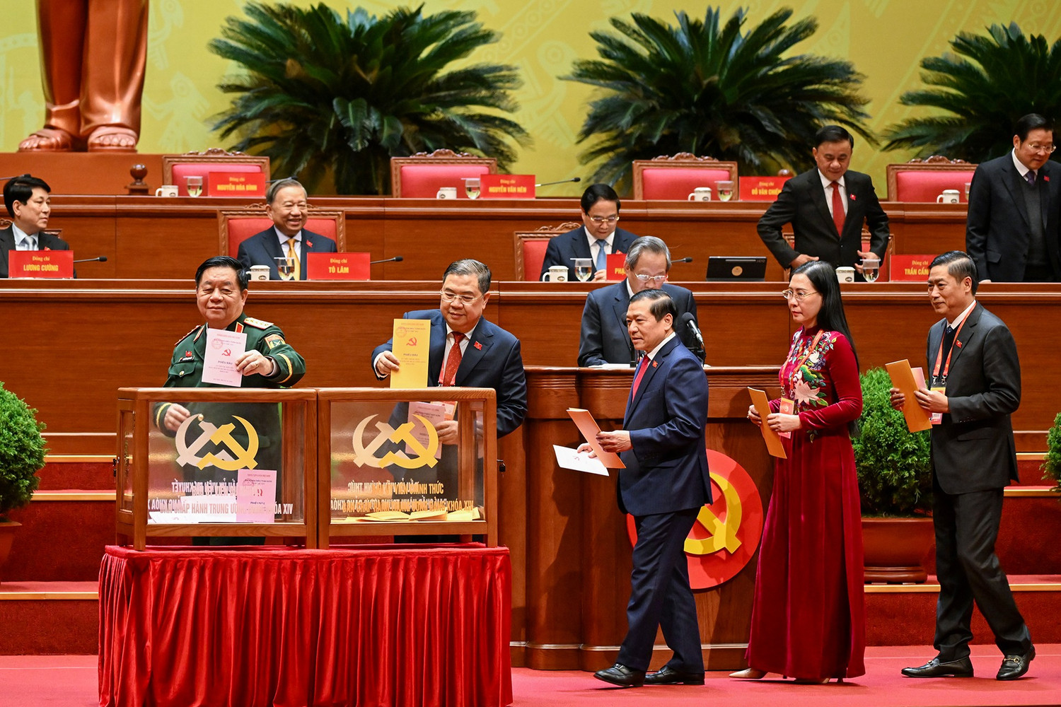 DANH SÁCH ỦY VIÊN CHÍNH THỨC VÀ ỦY VIÊN DỰ KHUYẾT BAN CHẤP HÀNH TRUNG ƯƠNG ĐẢNG KHÓA XIV- Ảnh 12.