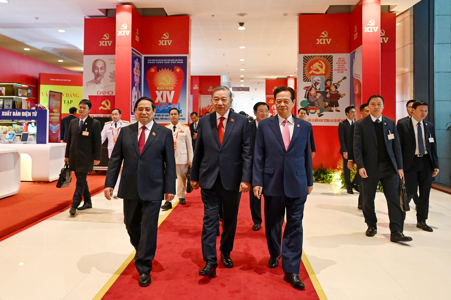 BỘ CHÍNH TRỊ, BAN BÍ THƯ, BAN CHẤP HÀNH TRUNG ƯƠNG KHÓA XIV RA MẮT ĐẠI HỘI- Ảnh 26.