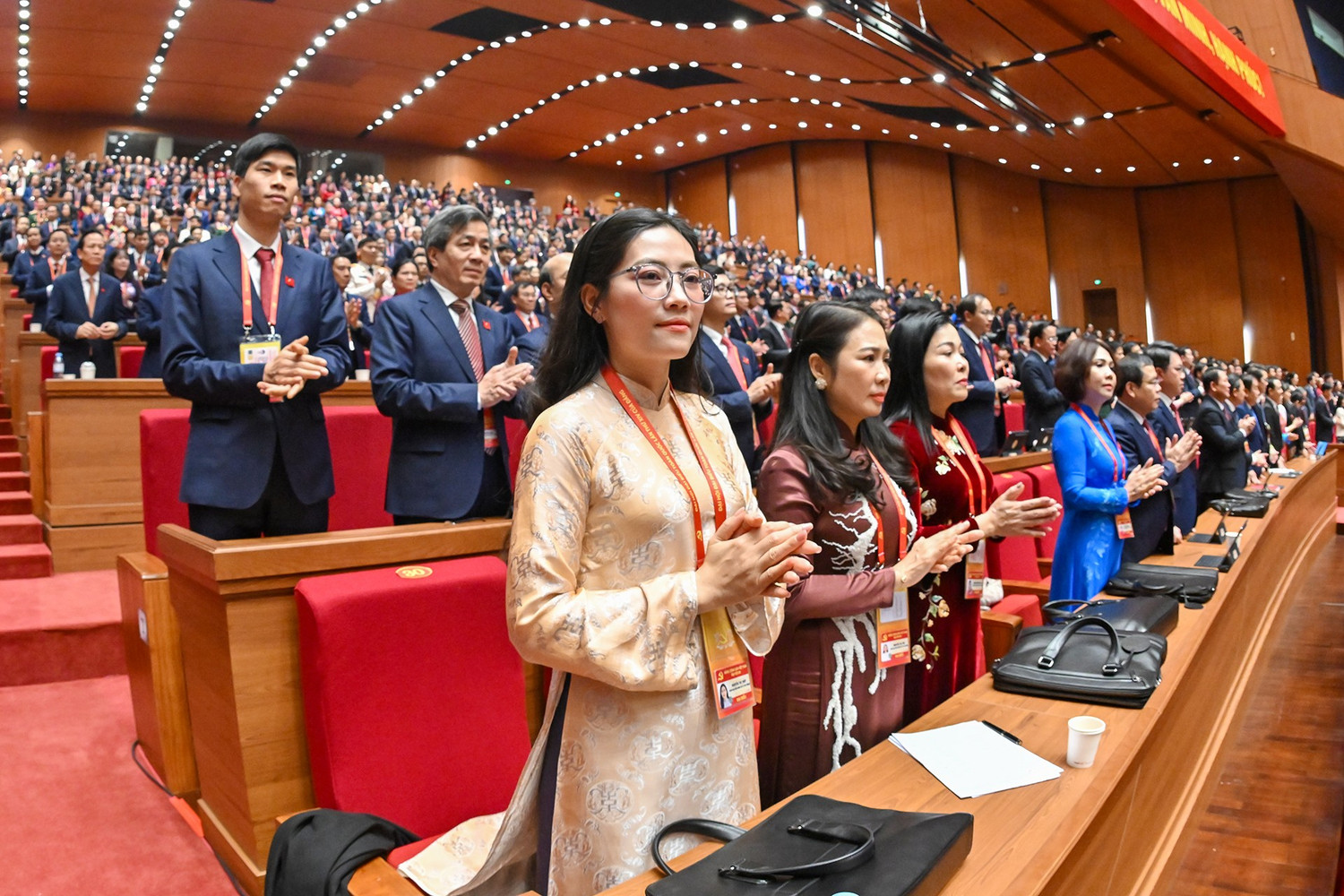 BỘ CHÍNH TRỊ, BAN BÍ THƯ, BAN CHẤP HÀNH TRUNG ƯƠNG KHÓA XIV RA MẮT ĐẠI HỘI- Ảnh 24.