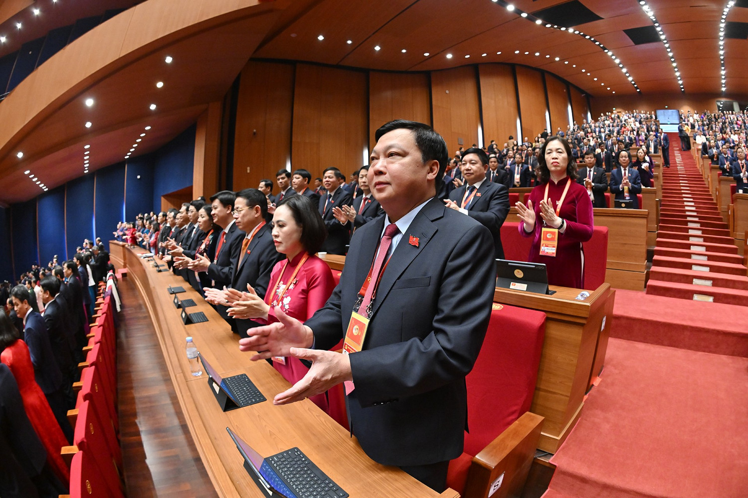 BỘ CHÍNH TRỊ, BAN BÍ THƯ, BAN CHẤP HÀNH TRUNG ƯƠNG KHÓA XIV RA MẮT ĐẠI HỘI- Ảnh 21.