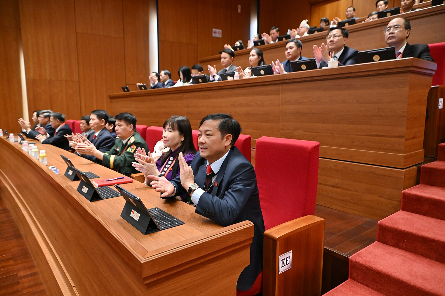 BỘ CHÍNH TRỊ, BAN BÍ THƯ, BAN CHẤP HÀNH TRUNG ƯƠNG KHÓA XIV RA MẮT ĐẠI HỘI- Ảnh 12.