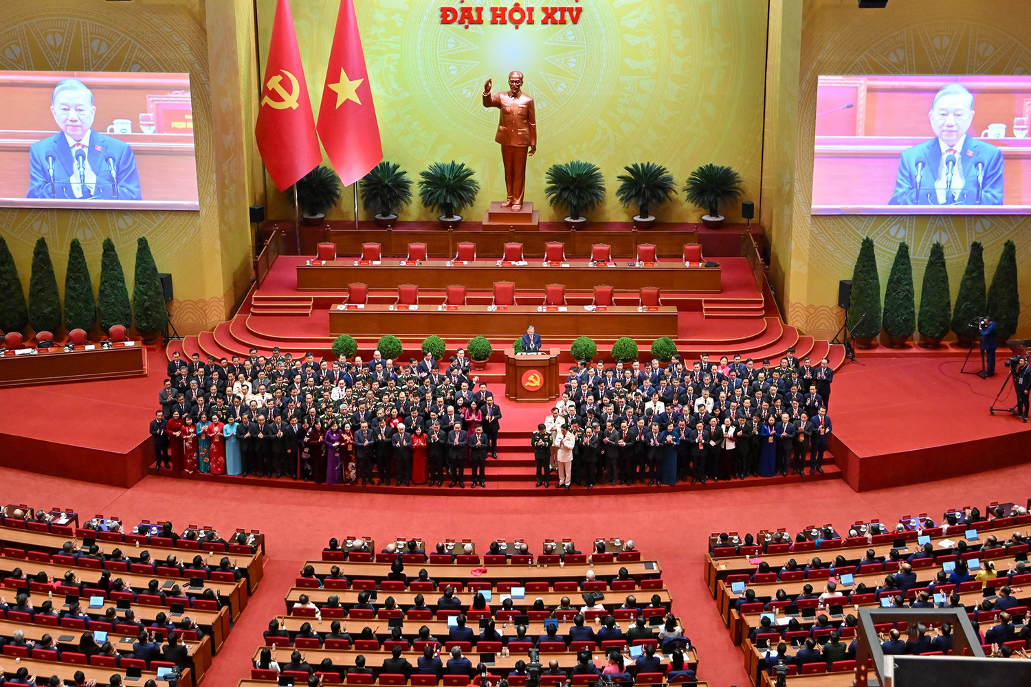 BỘ CHÍNH TRỊ, BAN BÍ THƯ, BAN CHẤP HÀNH TRUNG ƯƠNG KHÓA XIV RA MẮT ĐẠI HỘI- Ảnh 17.