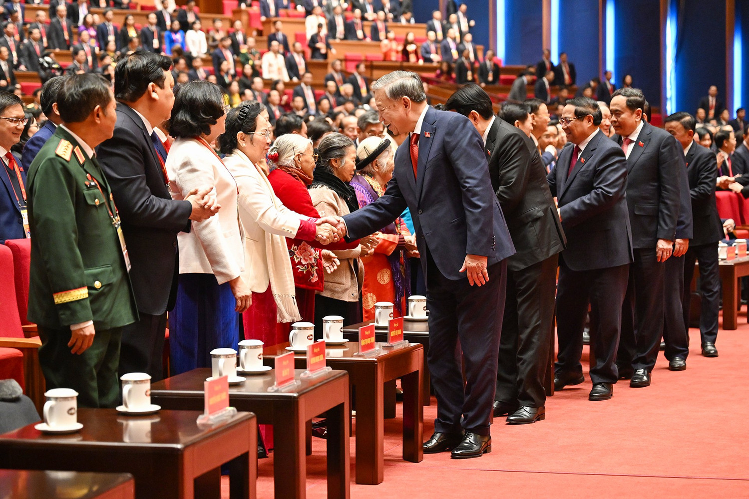 BỘ CHÍNH TRỊ, BAN BÍ THƯ, BAN CHẤP HÀNH TRUNG ƯƠNG KHÓA XIV RA MẮT ĐẠI HỘI- Ảnh 28.