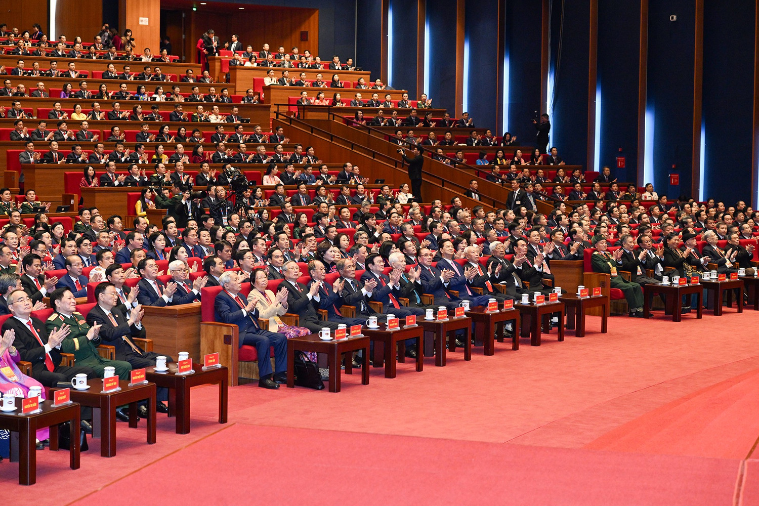 BỘ CHÍNH TRỊ, BAN BÍ THƯ, BAN CHẤP HÀNH TRUNG ƯƠNG KHÓA XIV RA MẮT ĐẠI HỘI- Ảnh 30.