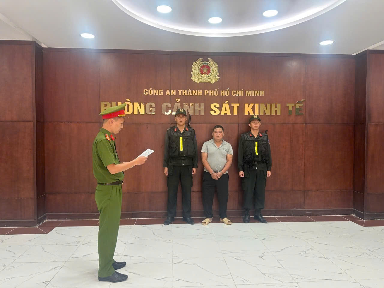 Khởi tố, bắt tạm giam nữ nhân viên ngân hàng; cơ quan Công an cảnh báo người dân, thông báo tìm bị hại- Ảnh 10. Khởi tố, bắt tạm giam nữ nhân viên ngân hàng; cơ quan Công an cảnh báo người dân, thông báo tìm bị hại- Ảnh 10.